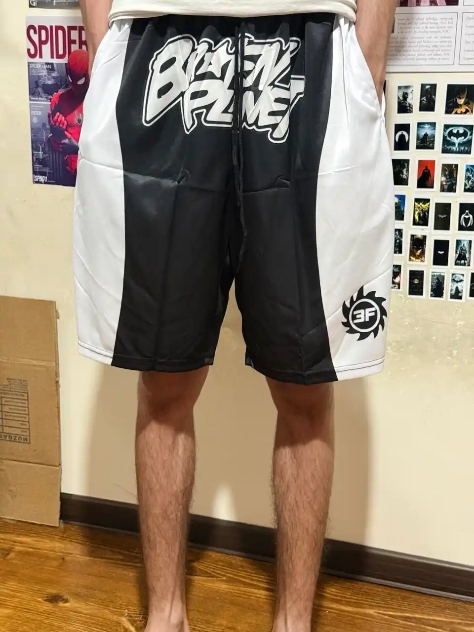 Broken Planet uniseks sport shortisi — yozgi streetwear uslubida