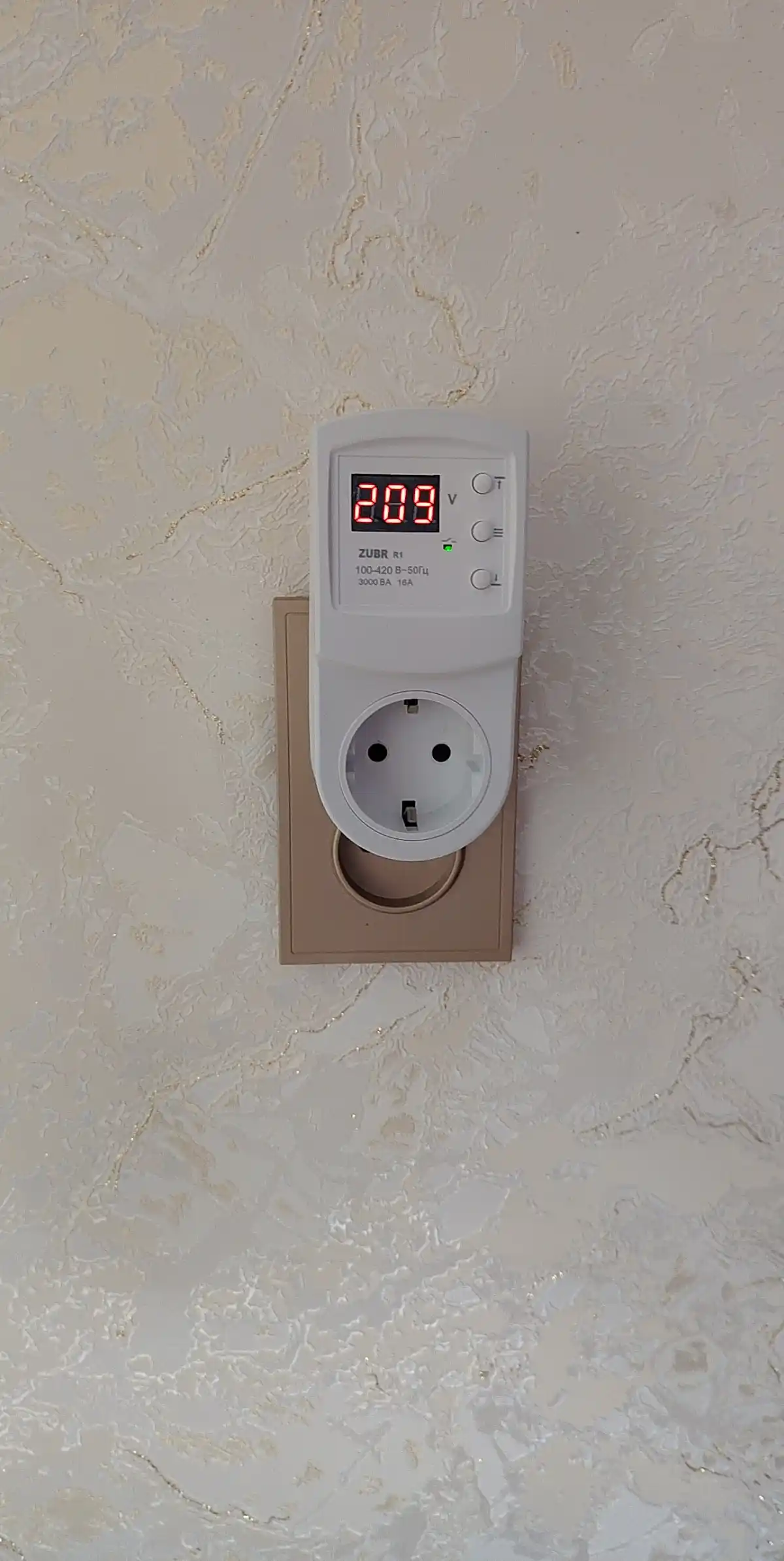 ZUBR R116y kuchlanishdan himoya rele, 16A 3kVA, rozetkali, maishiy texnika uchun