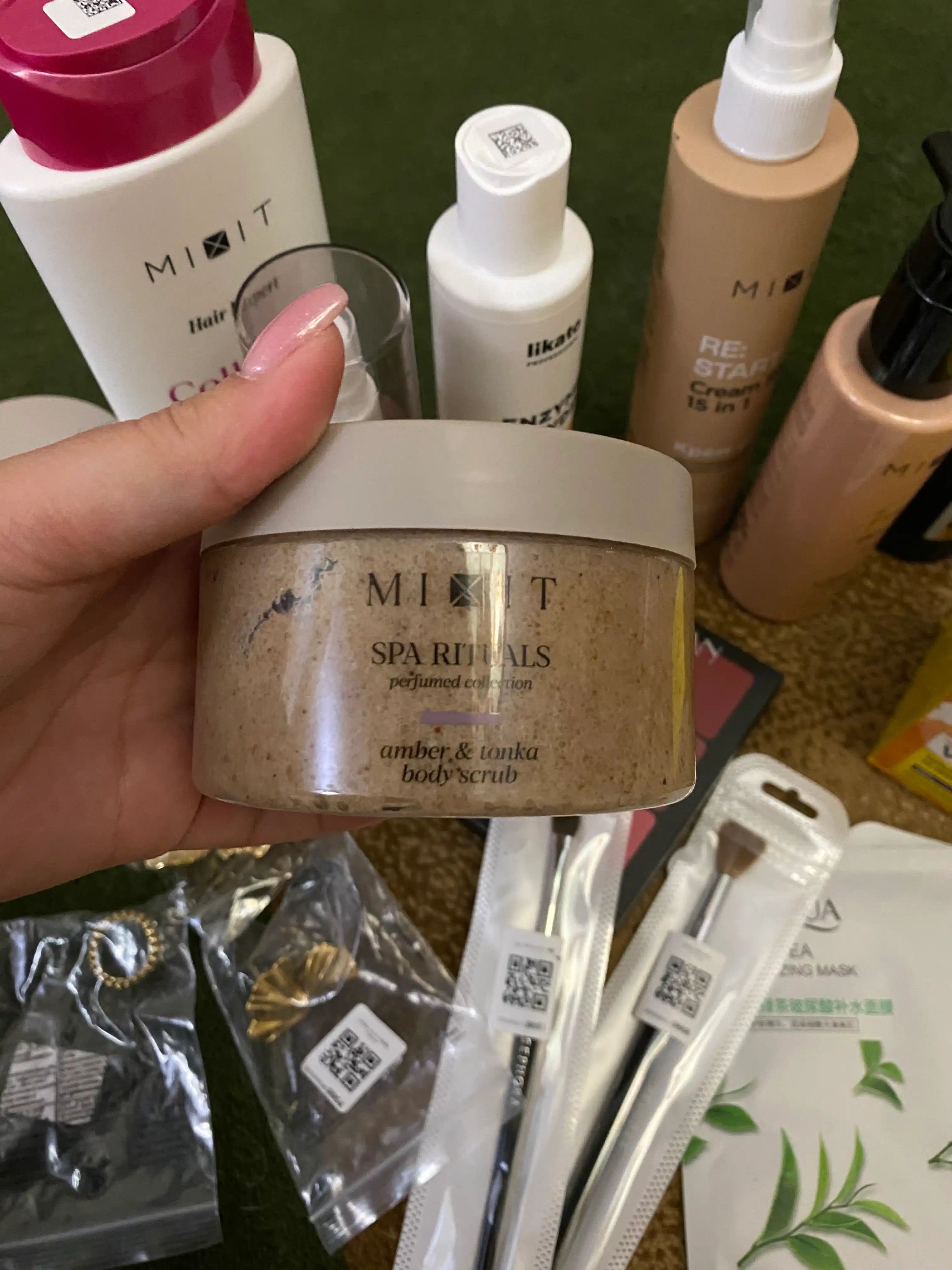 MIXIT Spa Rituals tanaga mo‘ljallangan skrab Amber & Tonka, 300 g