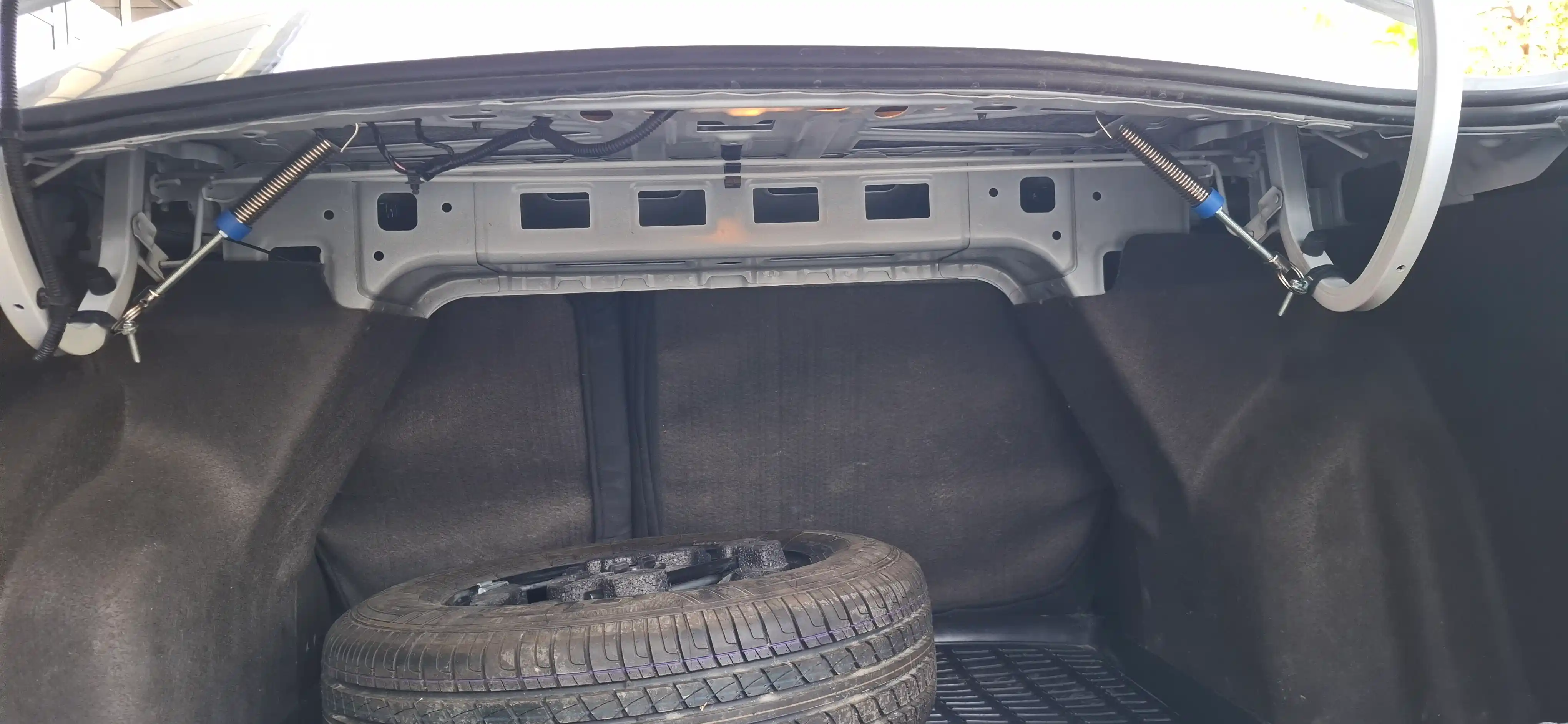 Универсальная пружина для открывания багажника автомобиля