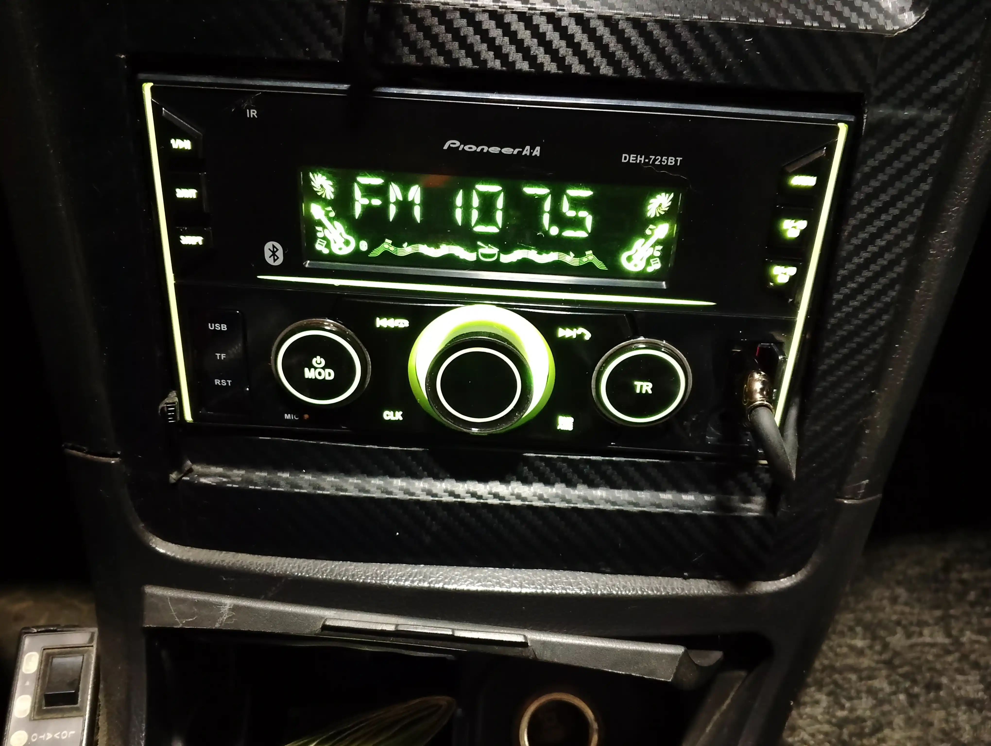 Pioneer A'A DEH-725BT автомобильной мультимедийными  USB AUX