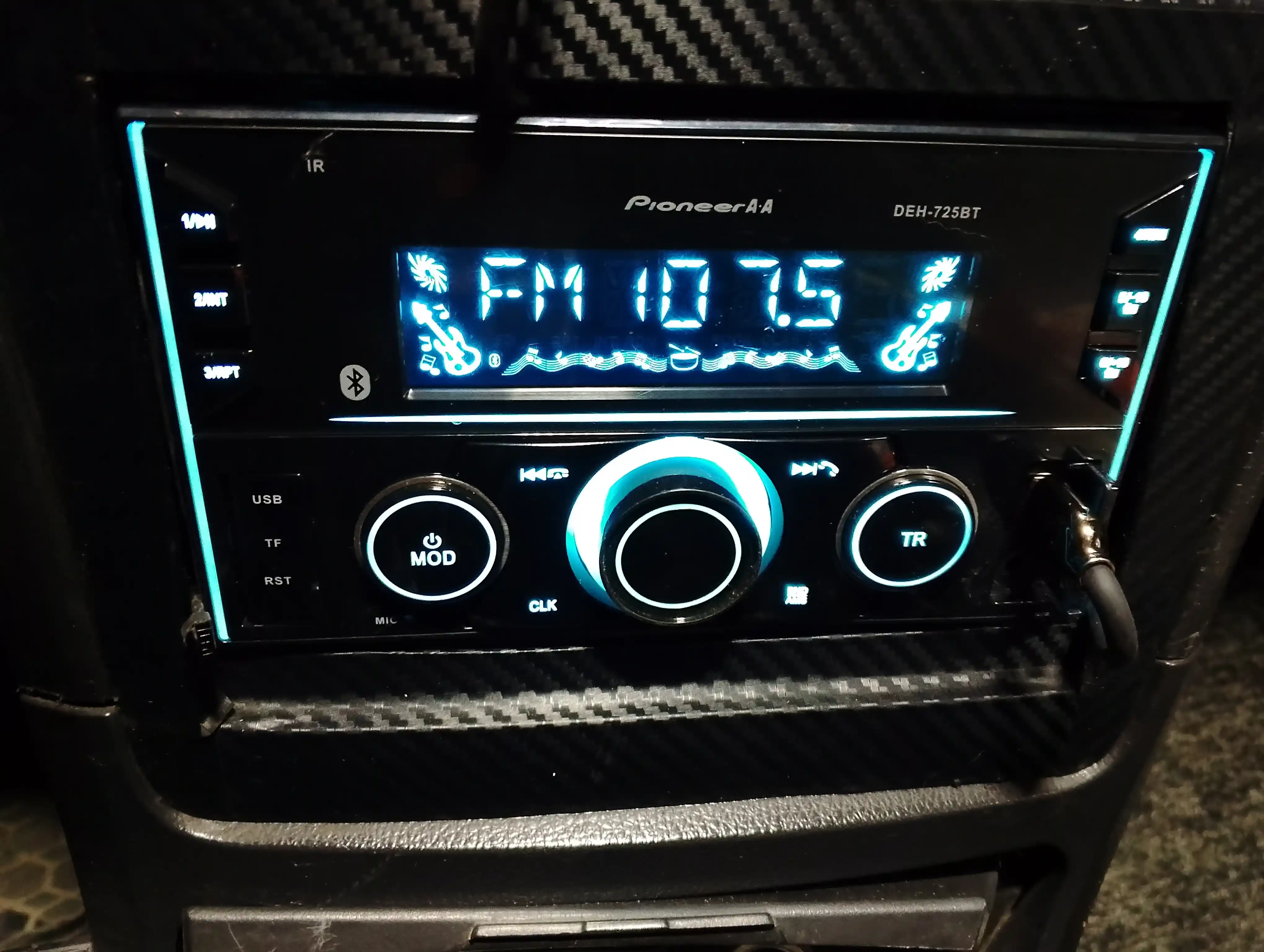 Pioneer A'A DEH-725BT автомобильной мультимедийными  USB AUX
