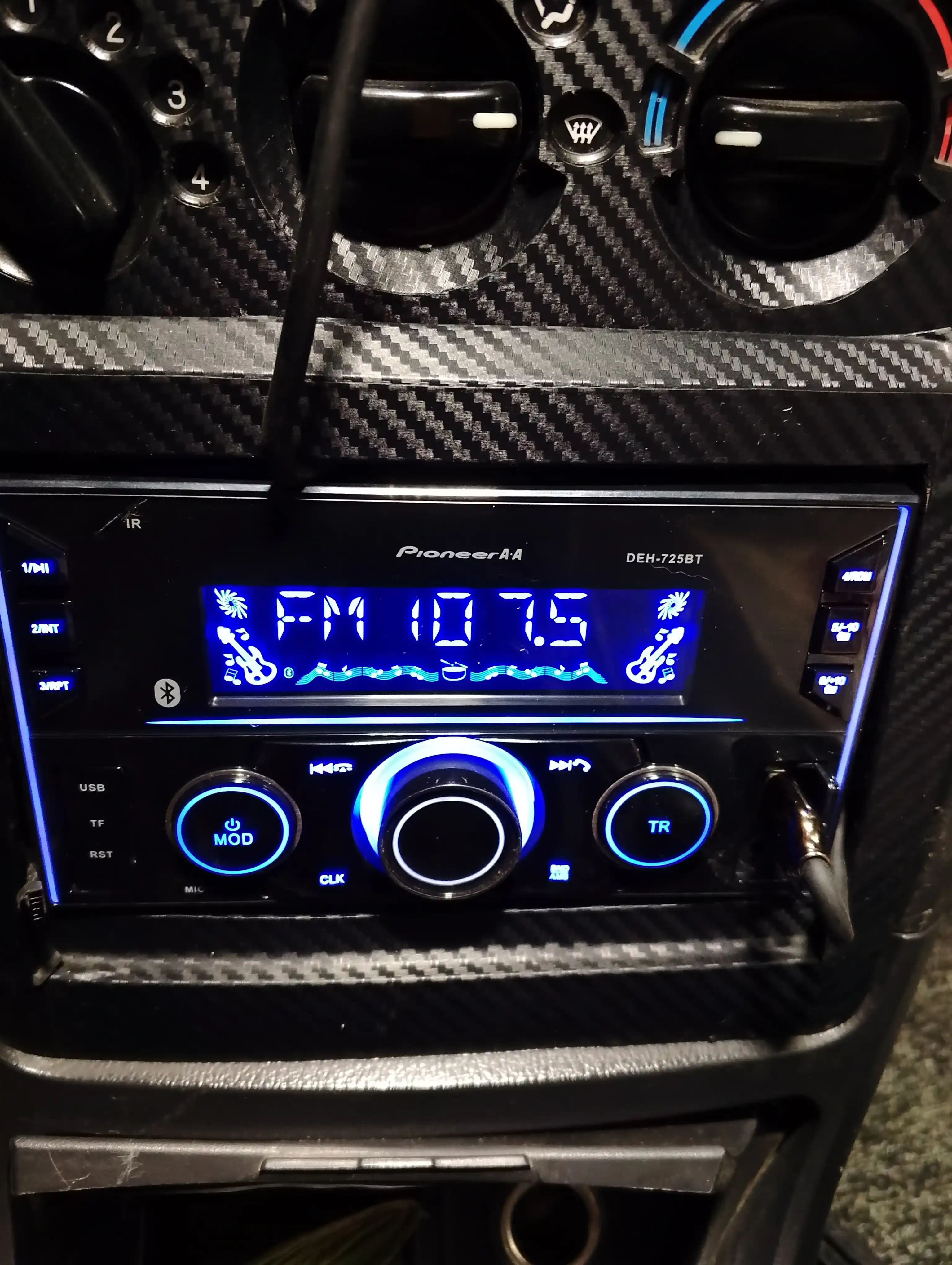 Pioneer A'A DEH-725BT автомобильной мультимедийными  USB AUX