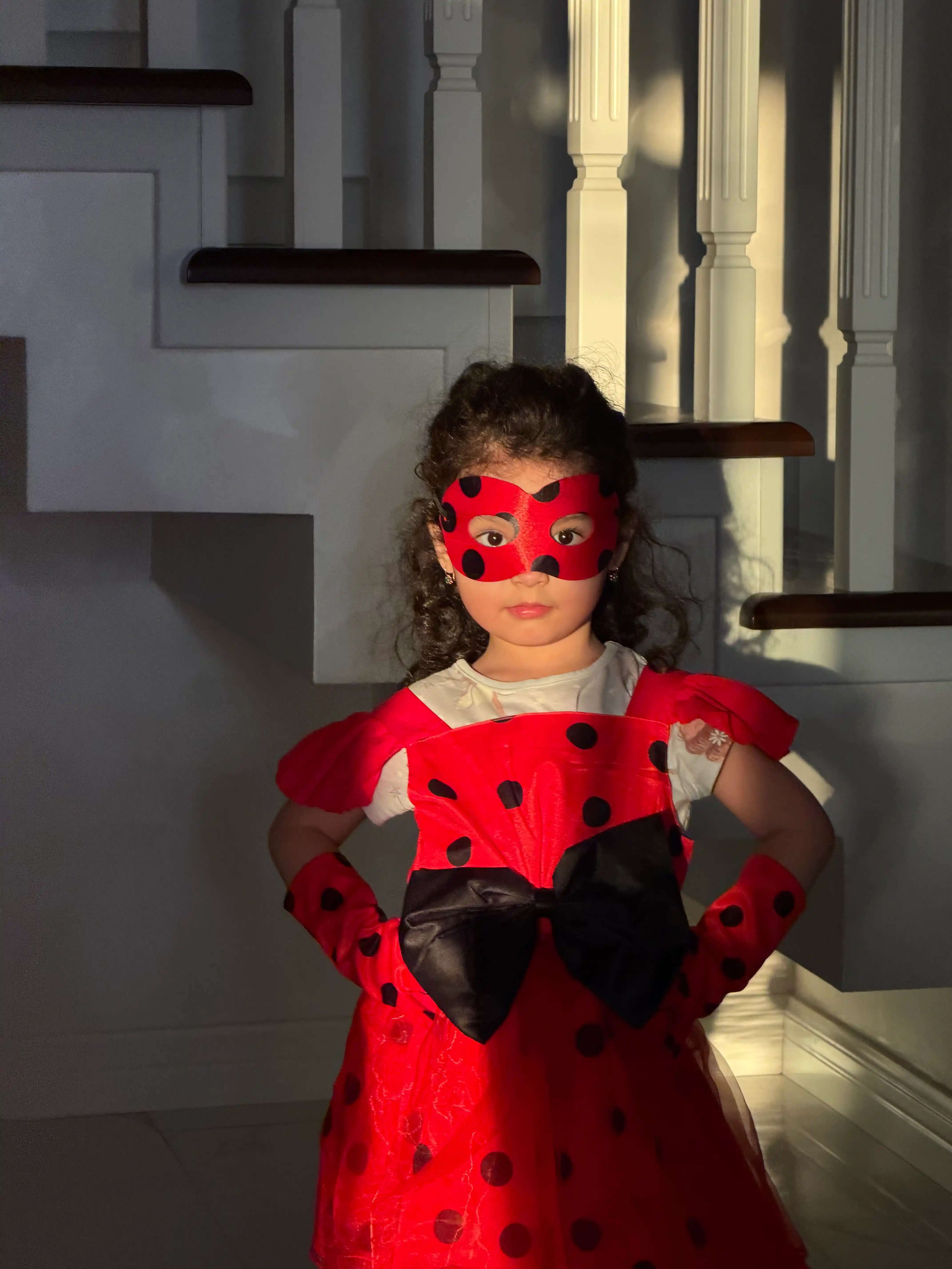 Qizlar uchun liboslar va kostyumlar: Lady Bug, Elza, Jasmin, Malika Safiya, K-pop Hunter X