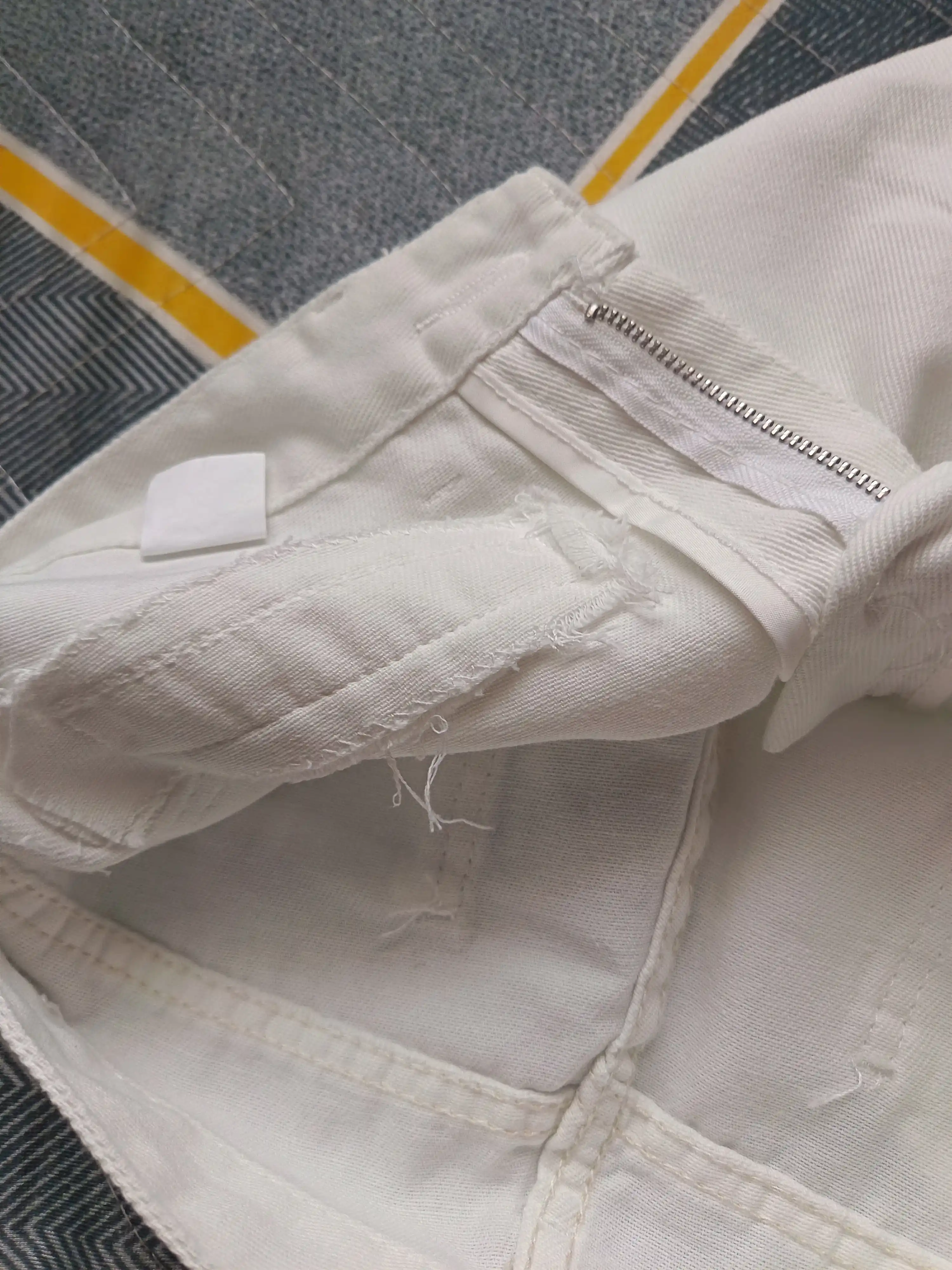 Ayollar uchun baland belli mom jeans – turli rangdagi denim shimlar, jinsi shimlar