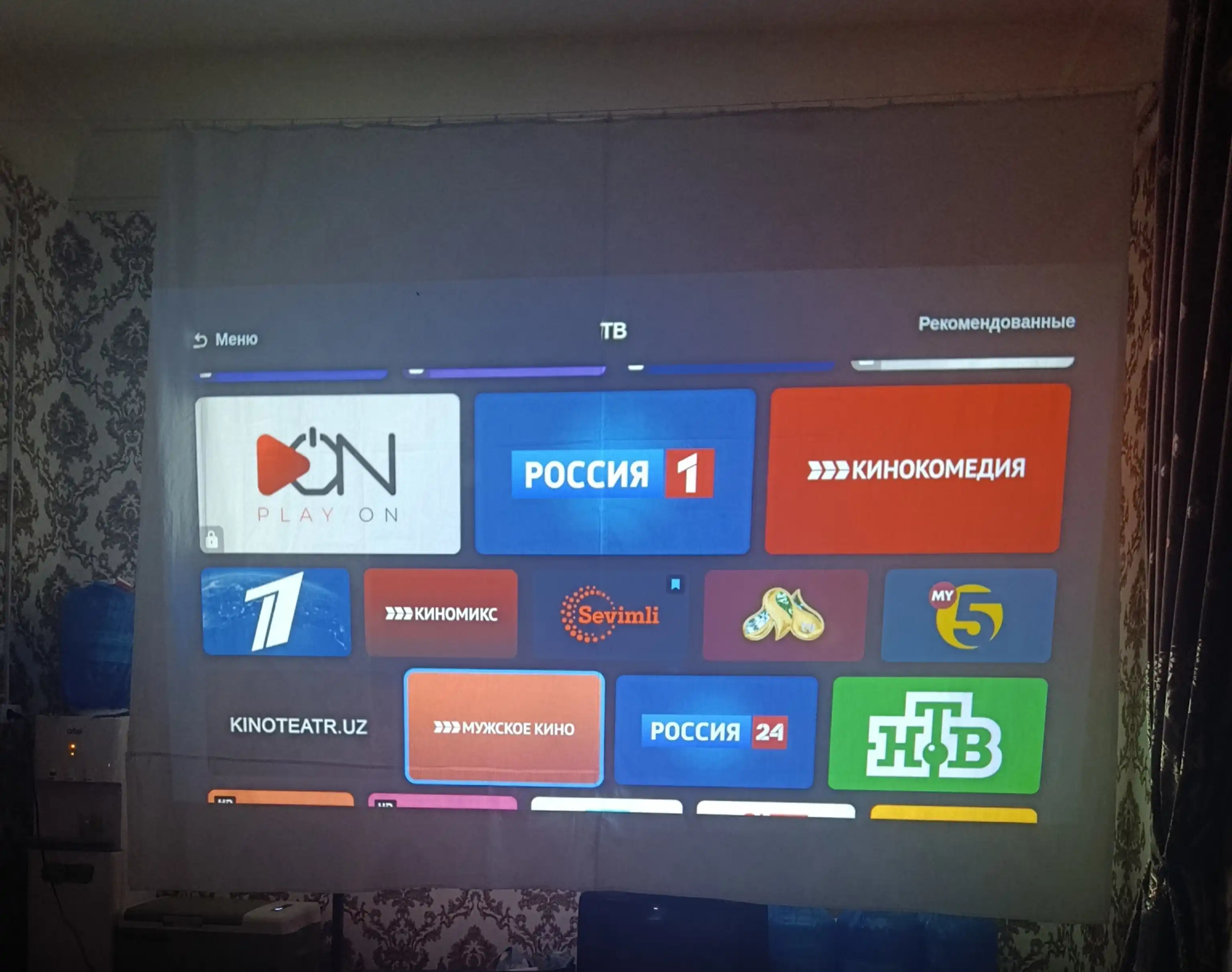 Proyektor V518, Android 15, Full HD, WiFi, Bluetooth, uy kinoteatri uchun smart proyektor