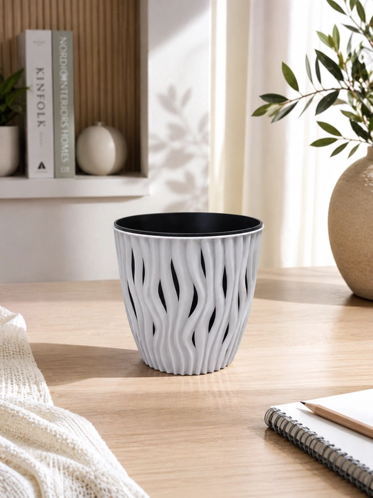 Gullar uchun ichki tuvakli oq dekorativ plastik kashpo