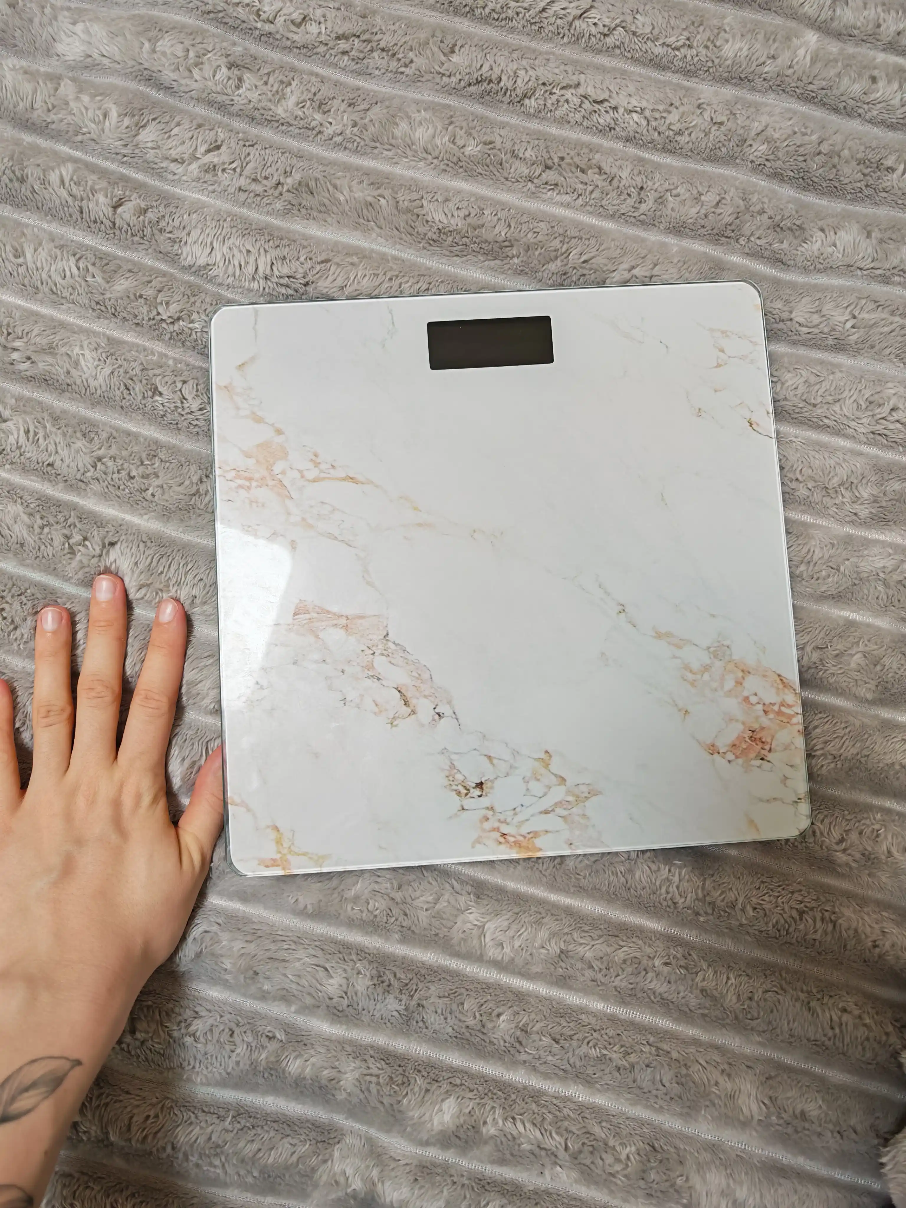 Elektron pol tarozisi 180 kg — tana vaznini aniq o‘lchash uchun zamonaviy va ixcham tarozi