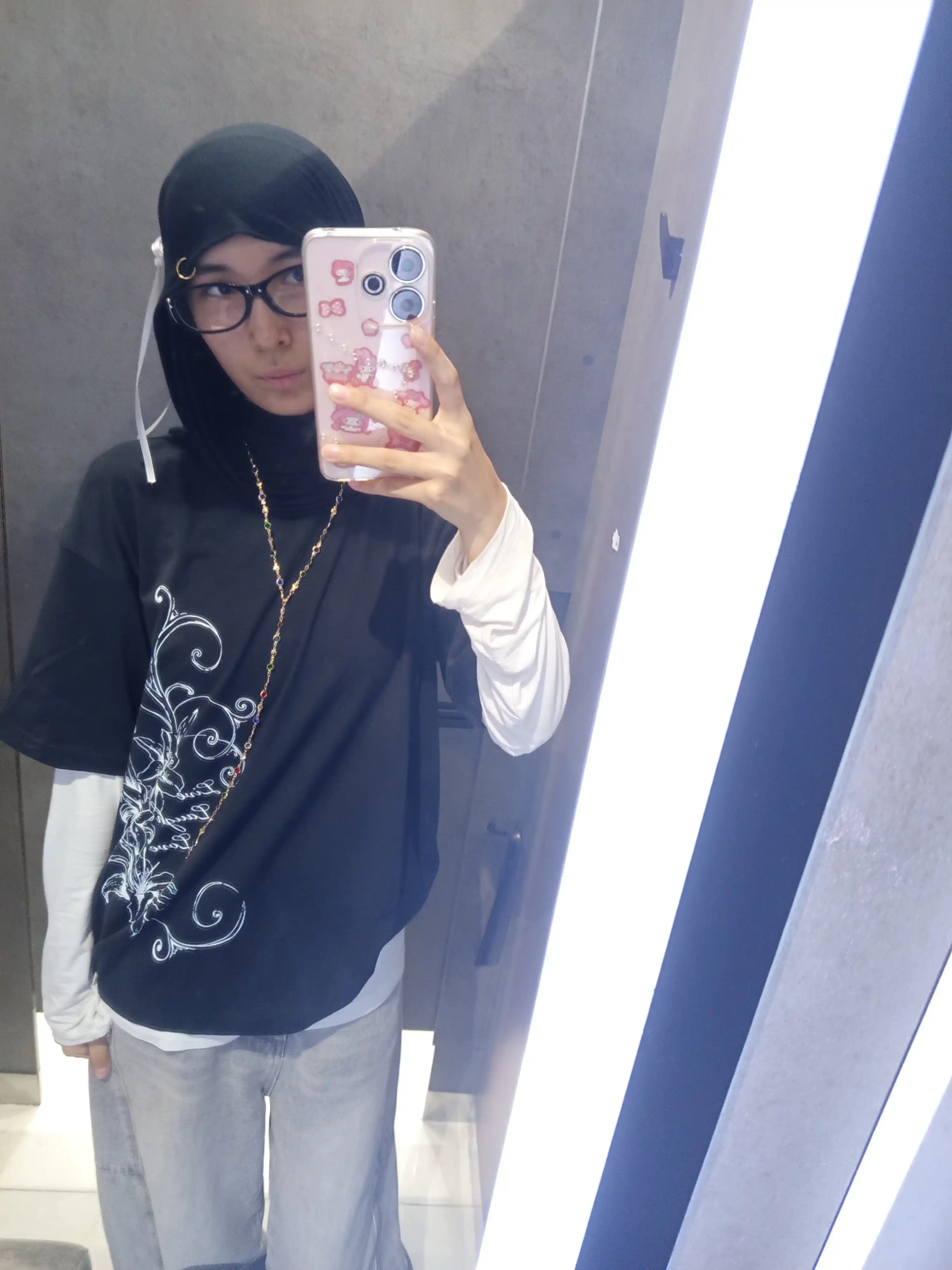 "Jonli kulgu, sevgi" gul bosmali katta o'lchamli futbolka