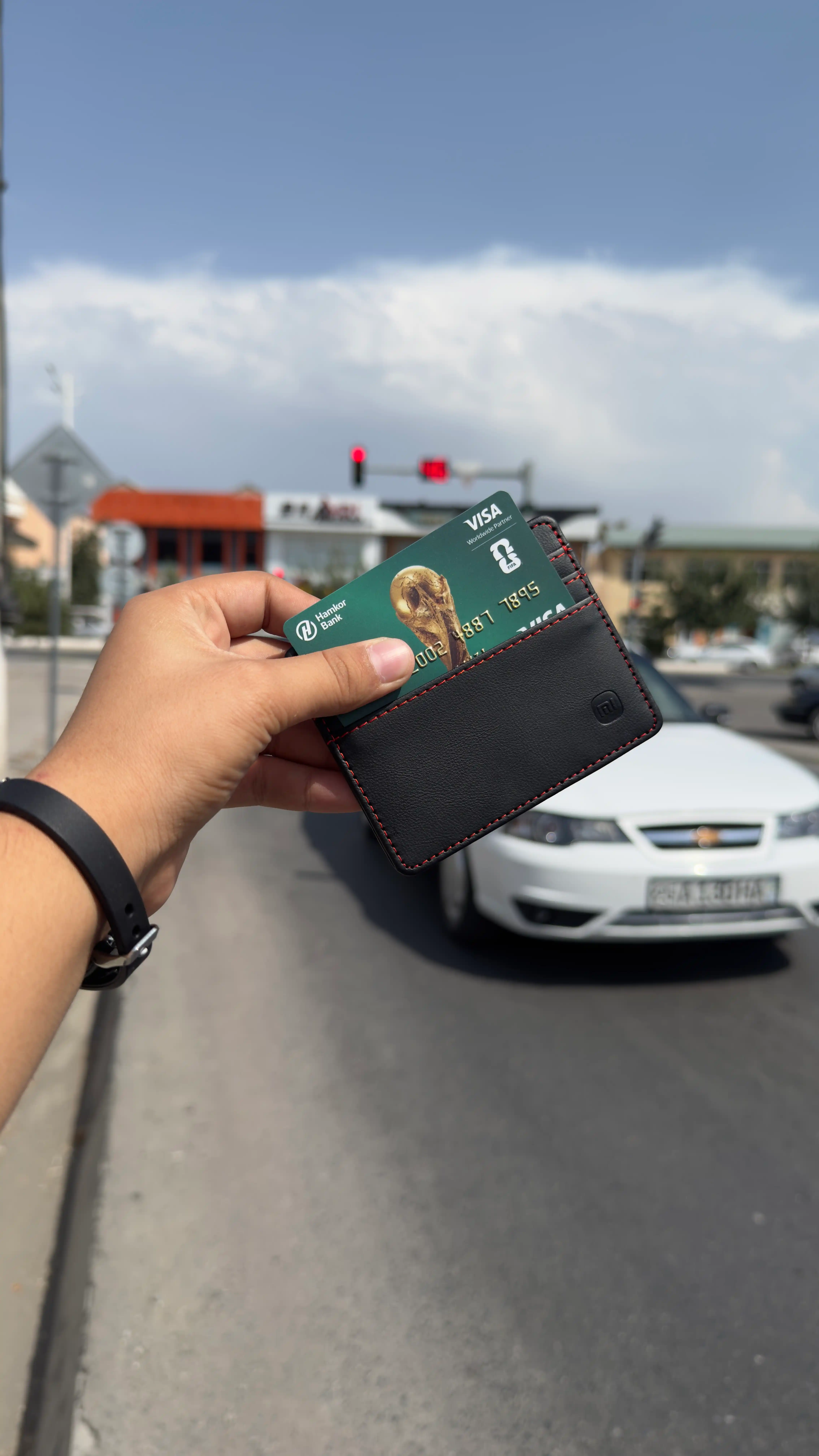 Ekoteridan ishlangan, 3 ta kartaga va naqd pulga mo‘ljallangan zamonaviy va ixcham kartmon