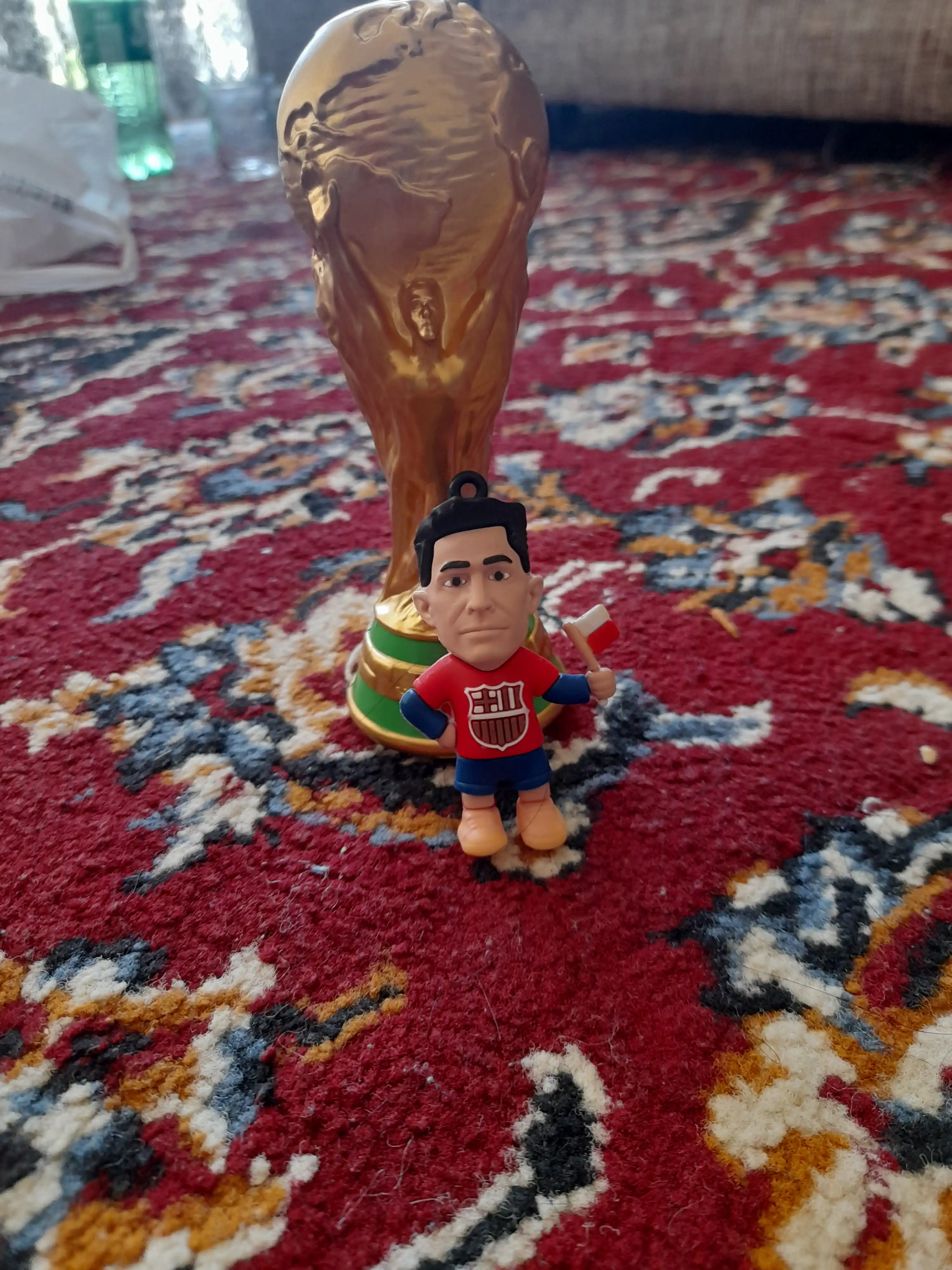 Futbolchi figurasi bilan FIFA kubok