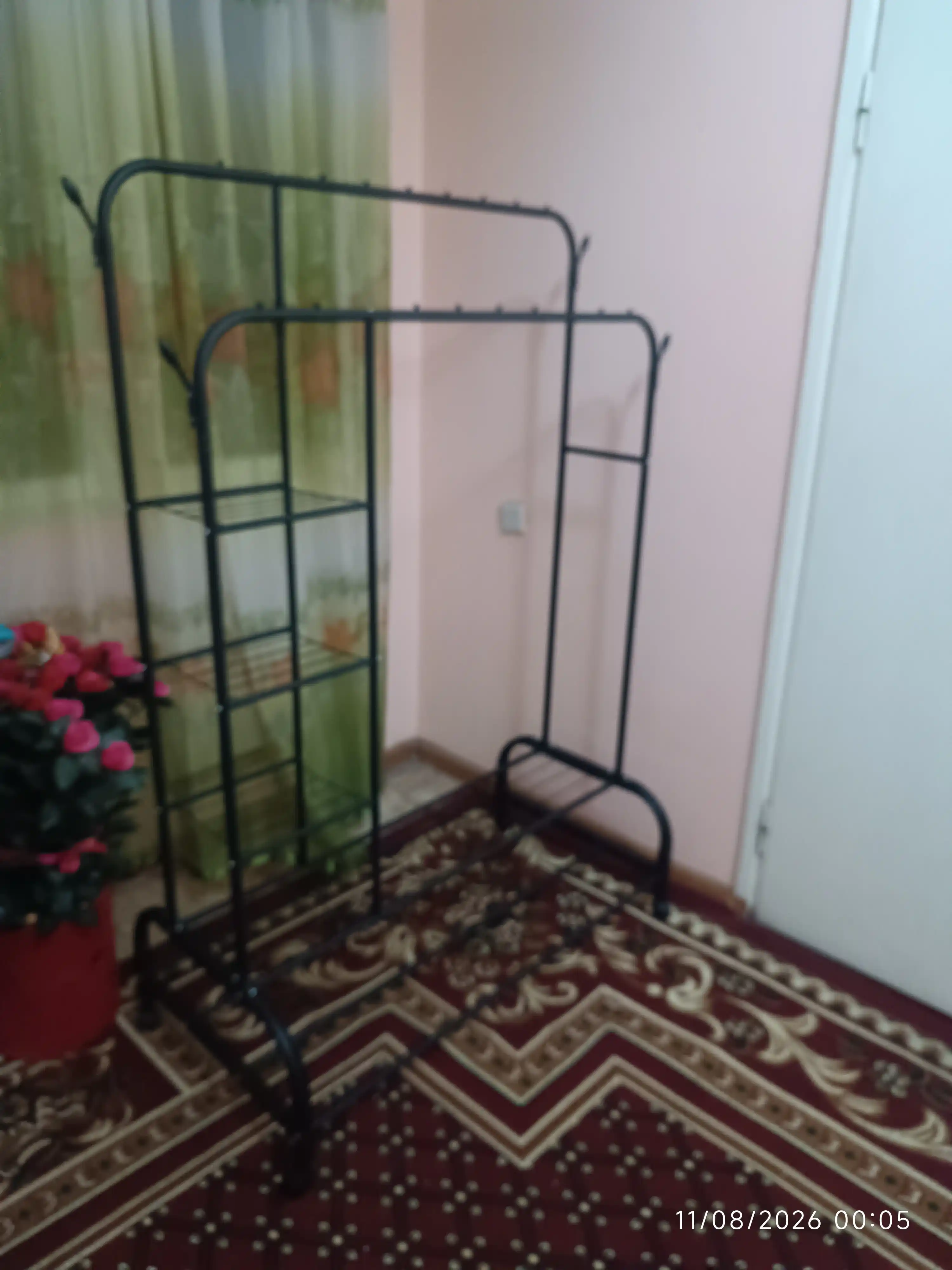 Metall garderob, polga osiladigan kiyim ilgich, poyabzal tagligi bilan, g‘ildirakli