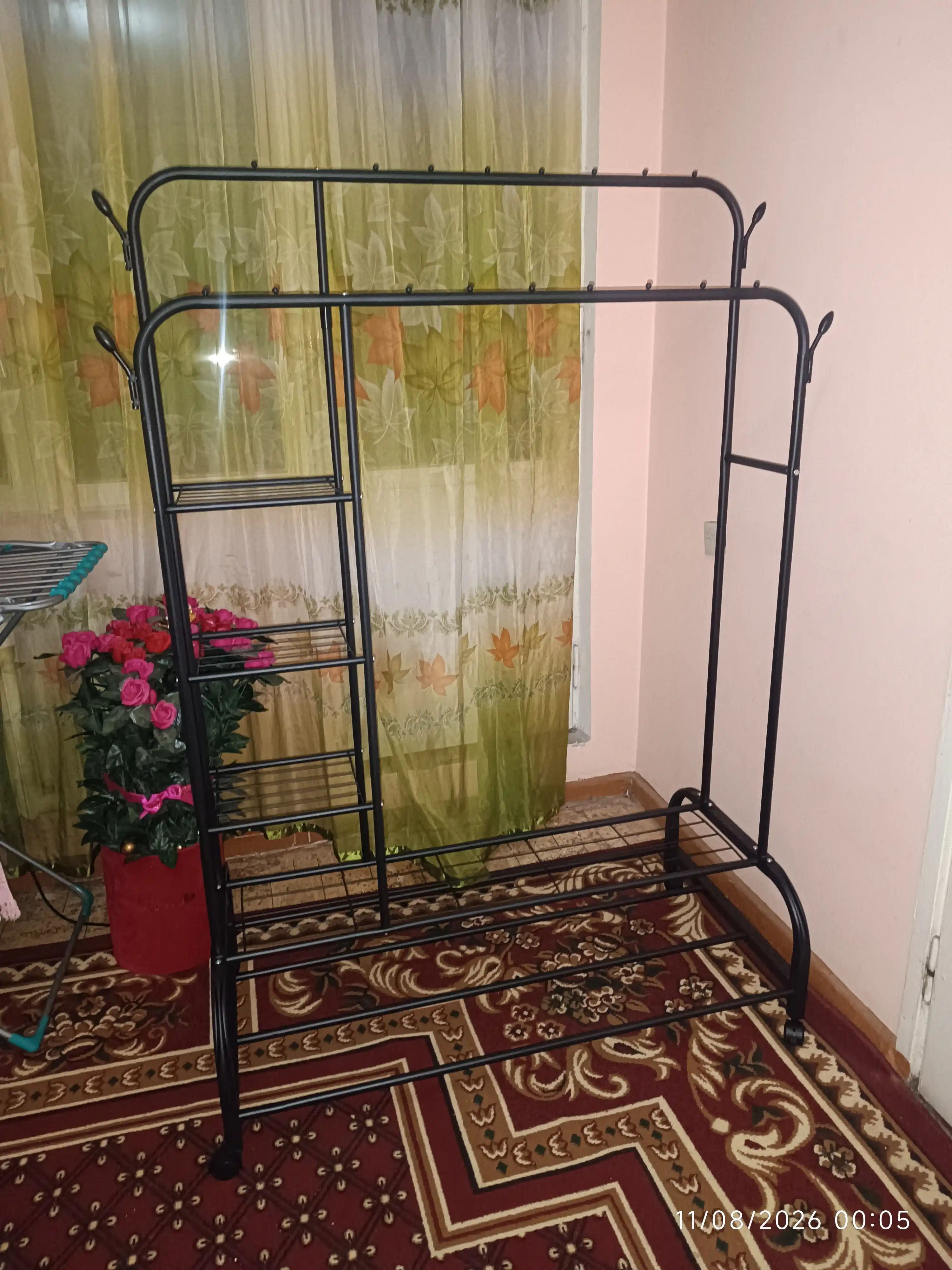 Metall garderob, polga osiladigan kiyim ilgich, poyabzal tagligi bilan, g‘ildirakli