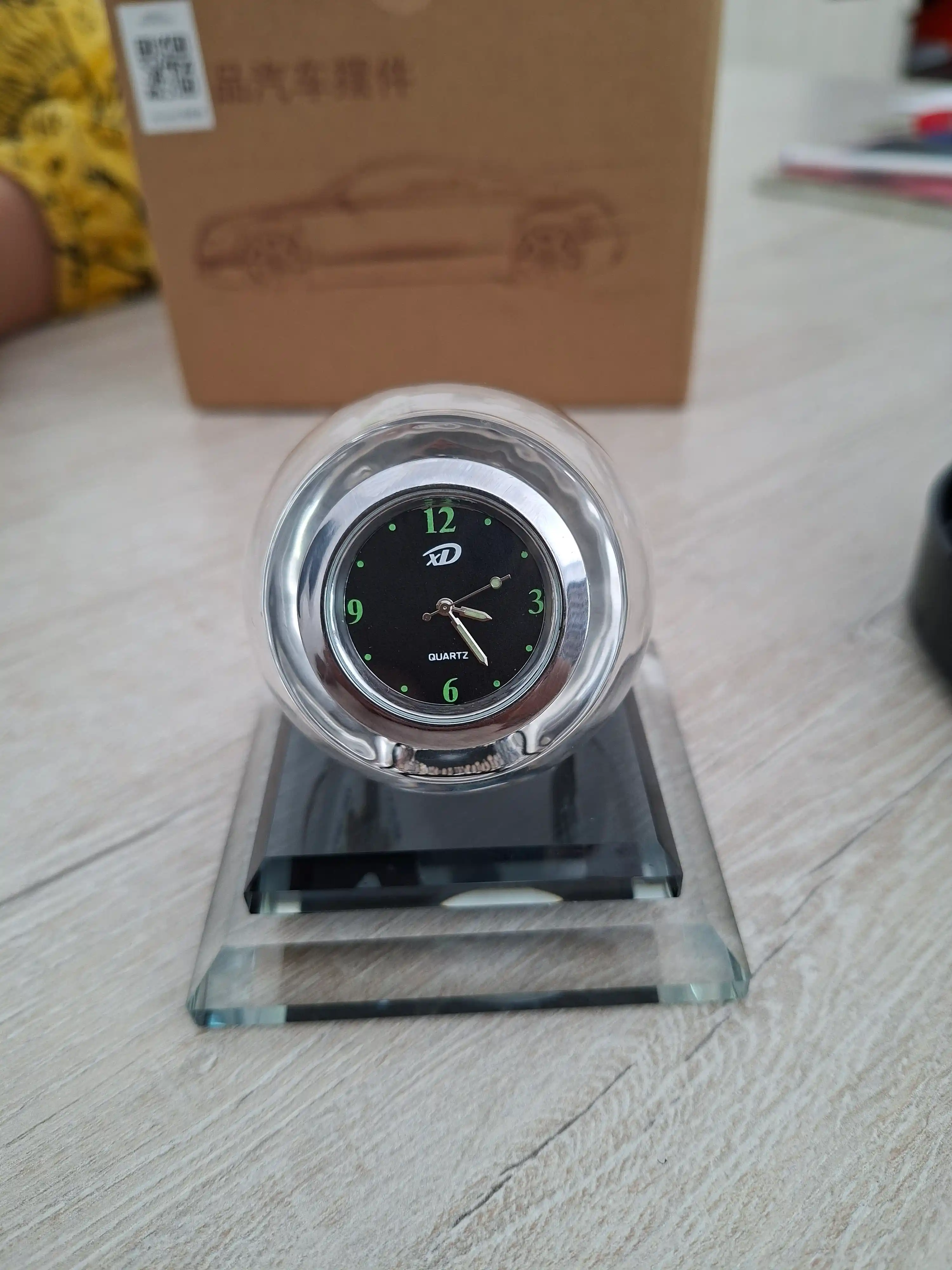 Avtomobil uchun soatli parfum diffuzori, mashina torpedasi uchun shishali aromatizator