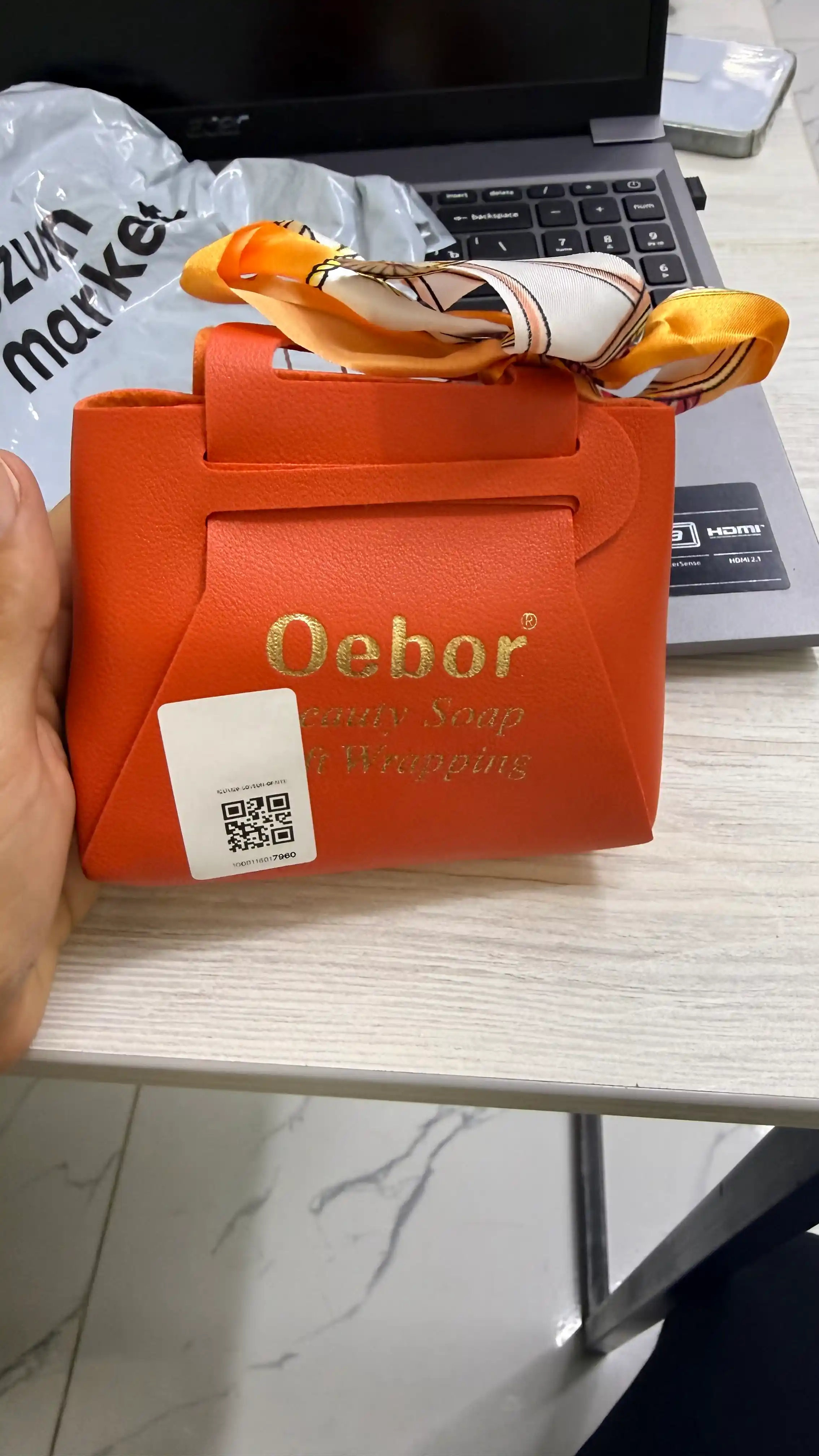 Oebor xushbo‘y sovun sovg‘asi, bezakli ro‘molcha bilan sovg‘a qadog‘ida