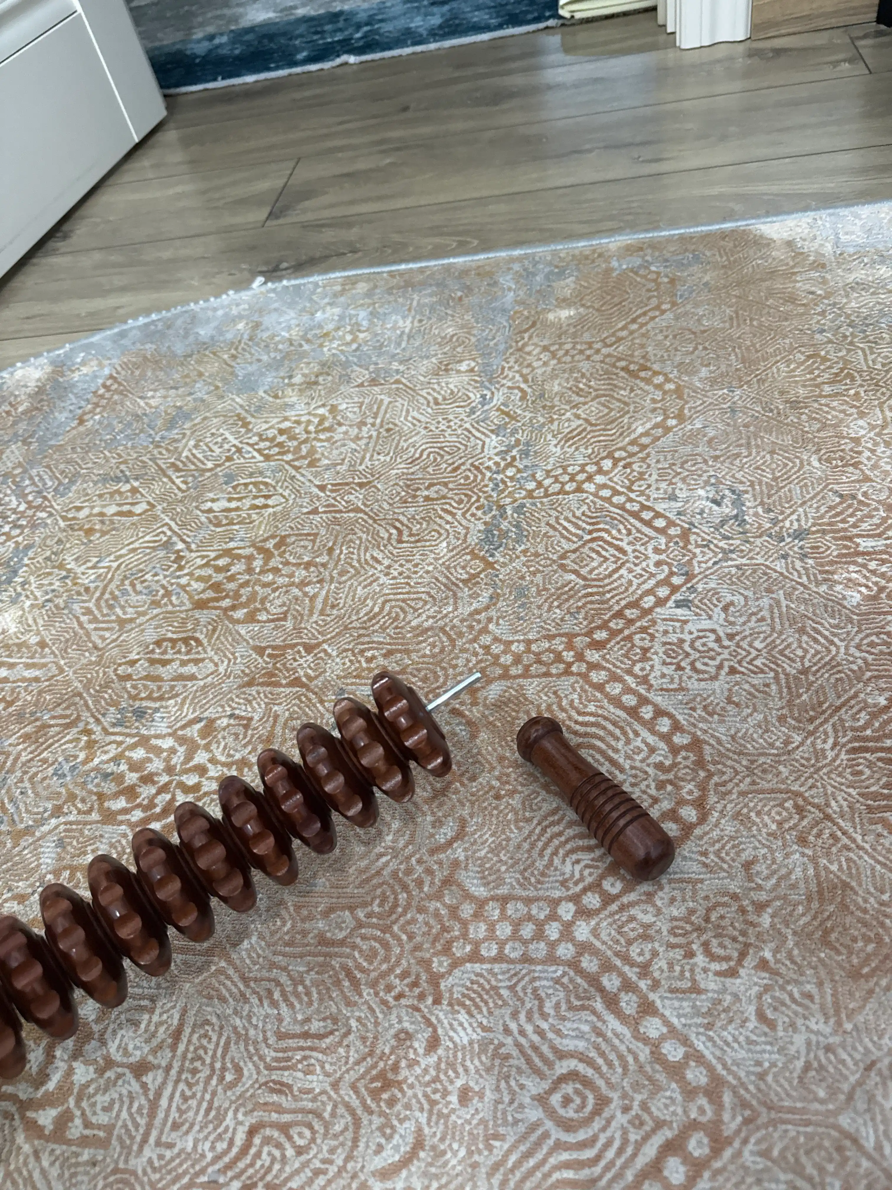 Yog‘och massaj moslamasi, rolikli o‘qlov, tana uchun