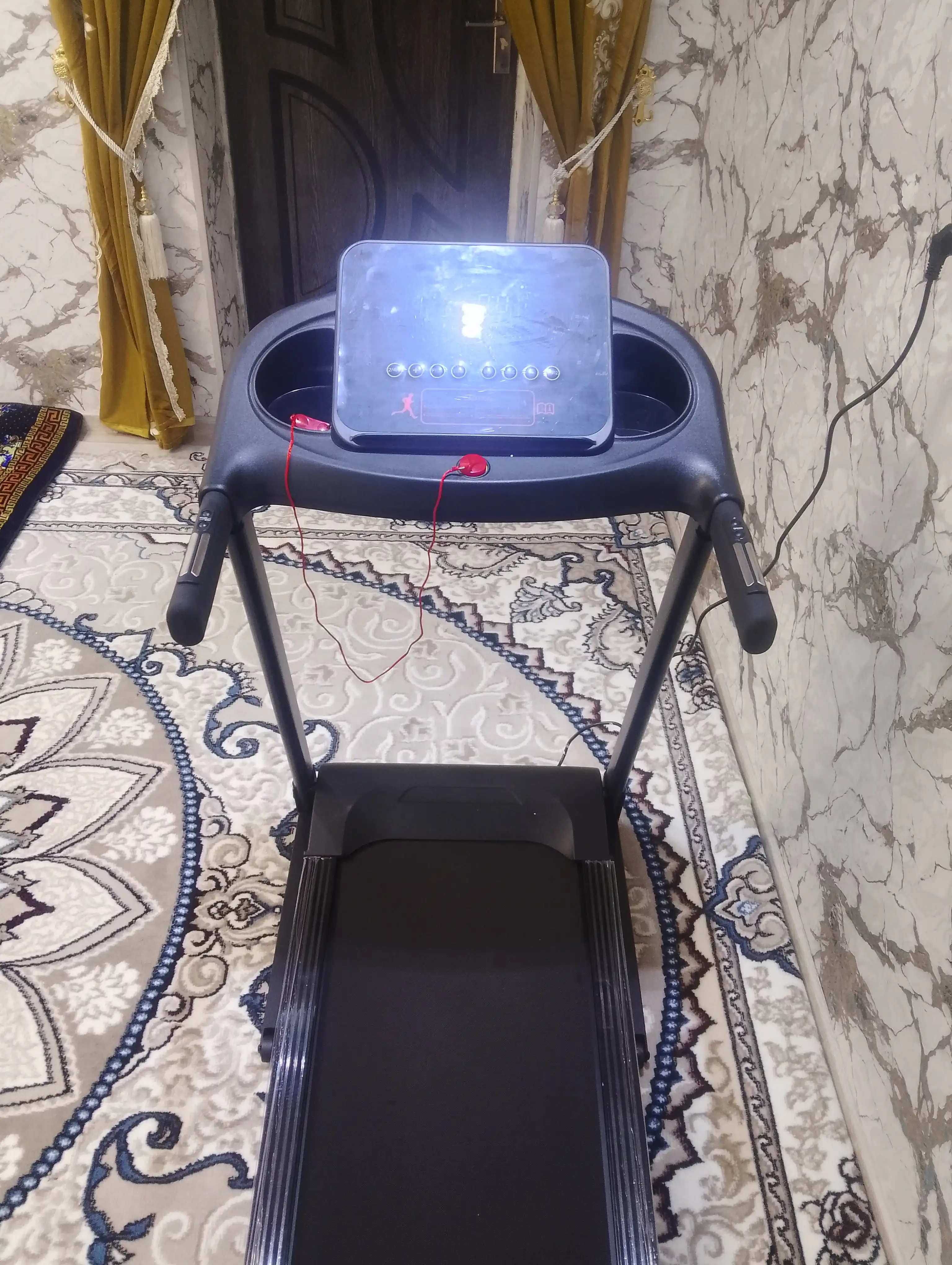 Elektr yig‘iladigan yugurish yo‘lagi, displey va Bluetooth bilan, uy uchun kardiotrenajyor