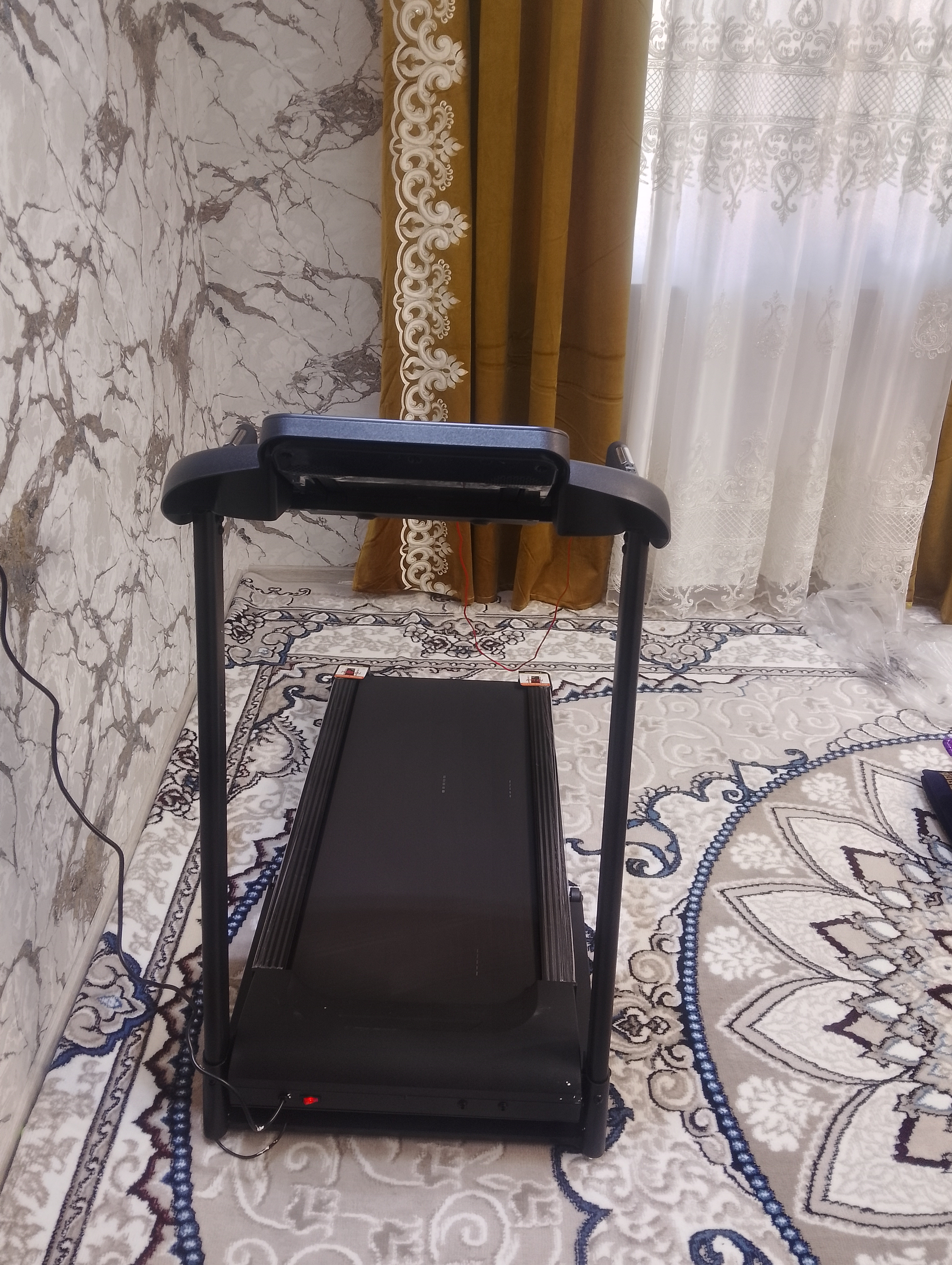 Elektr yig‘iladigan yugurish yo‘lagi, displey va Bluetooth bilan, uy uchun kardiotrenajyor