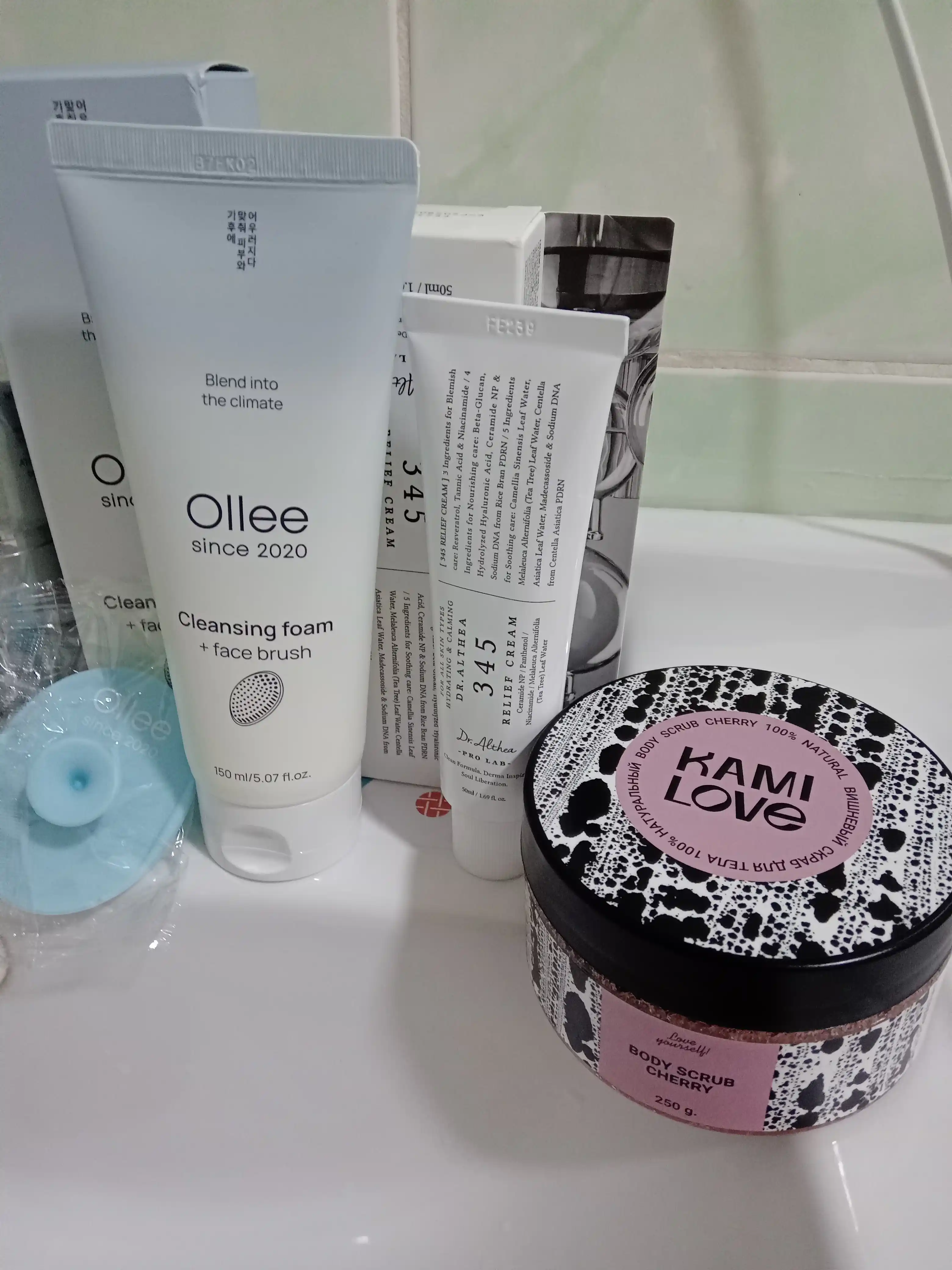 Пенка для умывания OLLEE с массажной щеточкой, для снятия макияжа и очищения, 150 мл