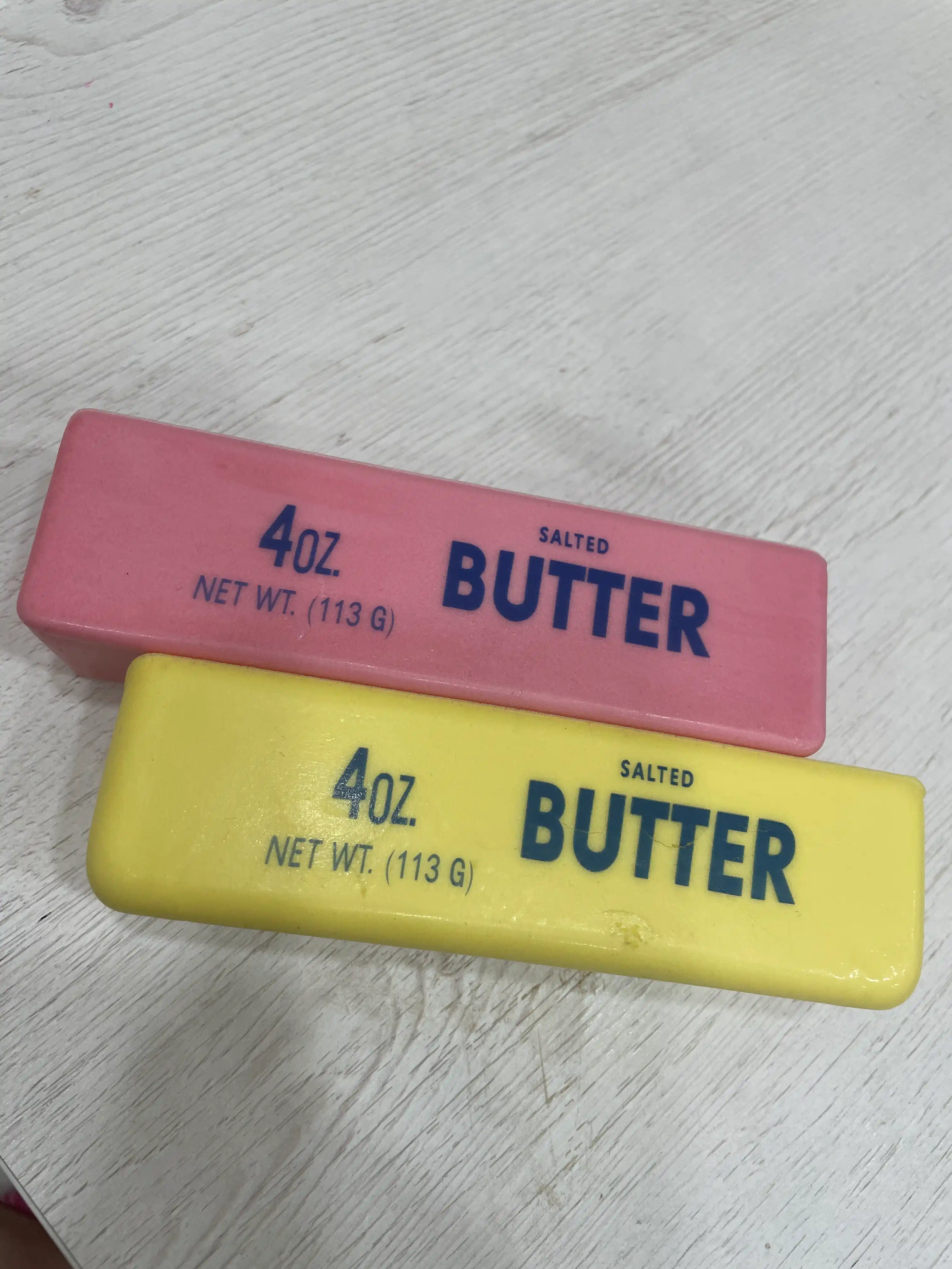 Butter sariyog‘ shaklidagi xushbo‘y skvish-antistress, yumshoq o‘yinchoq 113/400 g