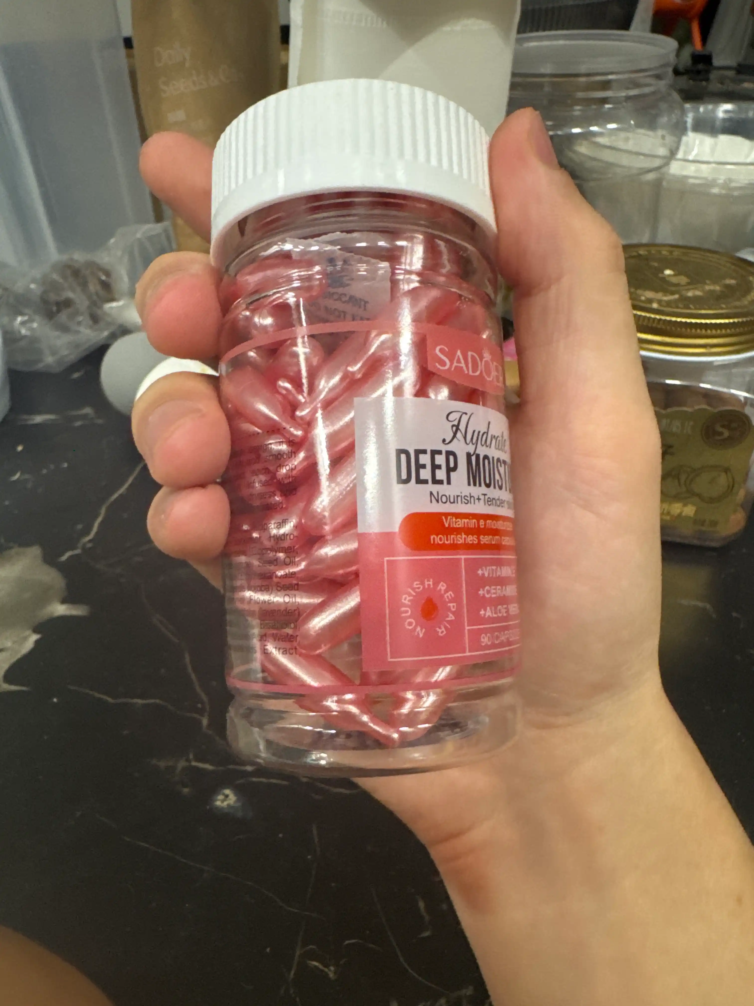 Kollagen + vitaminlar + tabiiy ekstraktlar: ajin va dog‘larni ketkazadi, terini yoritadi
