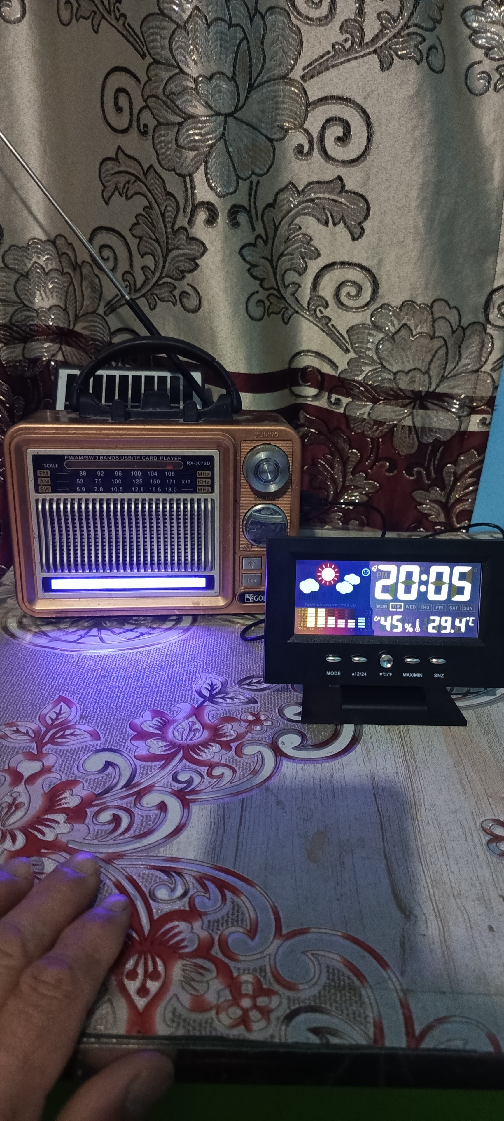 Ko‘p funksiyali budilnik, termometrli elektron stol soati, batareyada ishlaydi