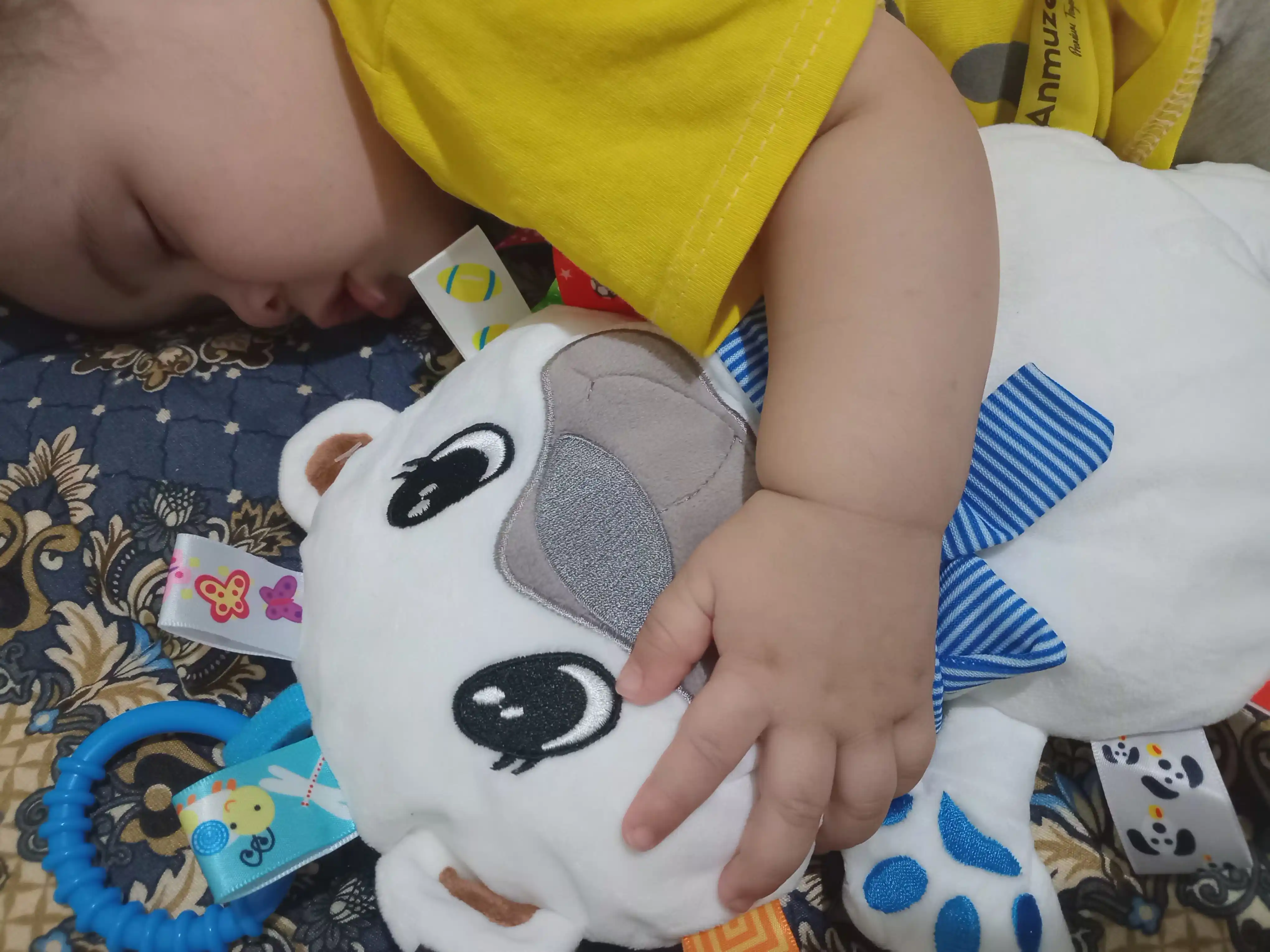 Katta yumshoq rivojlanayotgan shitirlash-shovqin bilan o'yinchoq "Ayiq"
