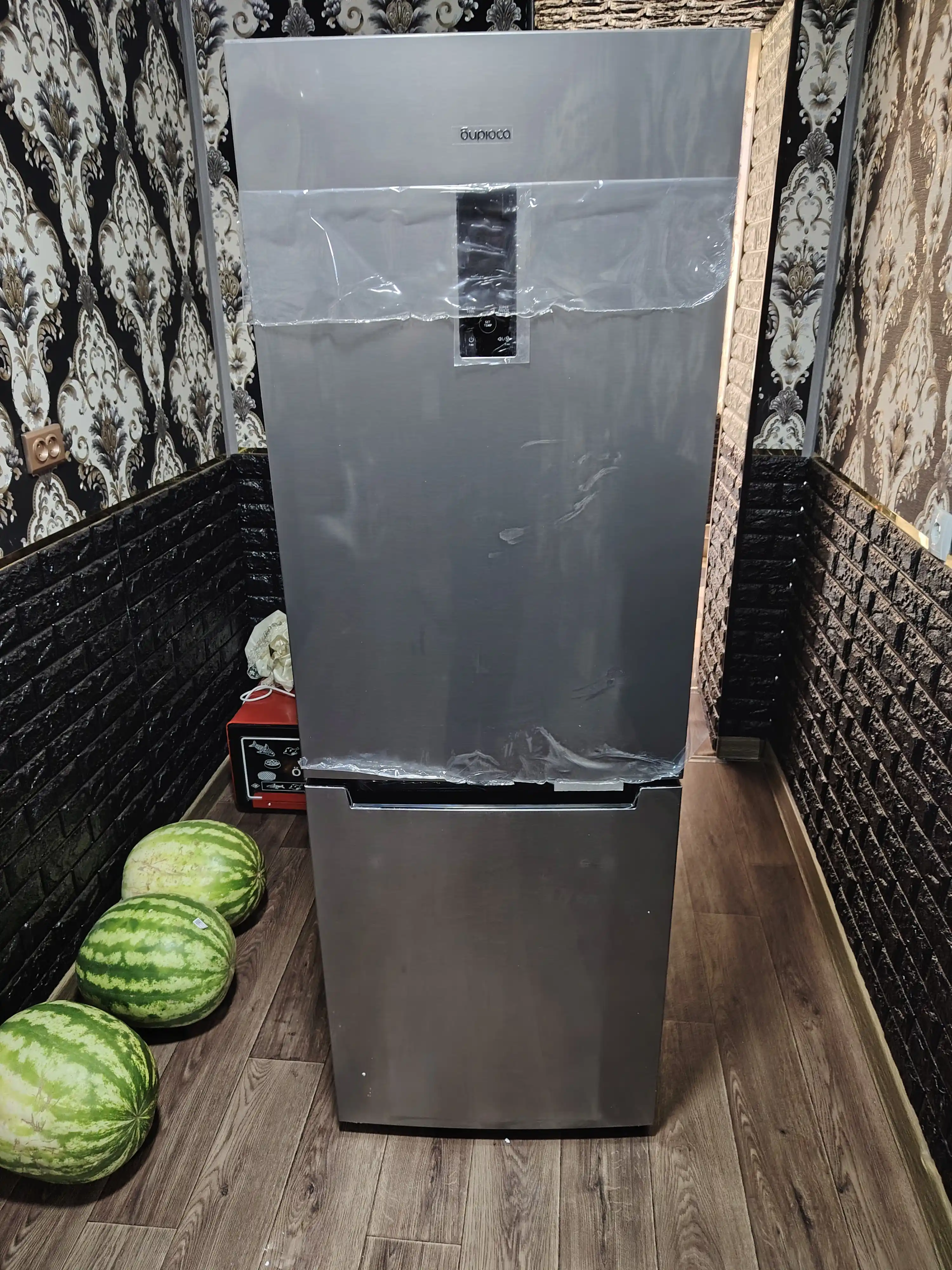 Ikki kamerali sovutgich Biryusa C920NF, 310 l hajmi, No Frost, display orqali boshqaruv