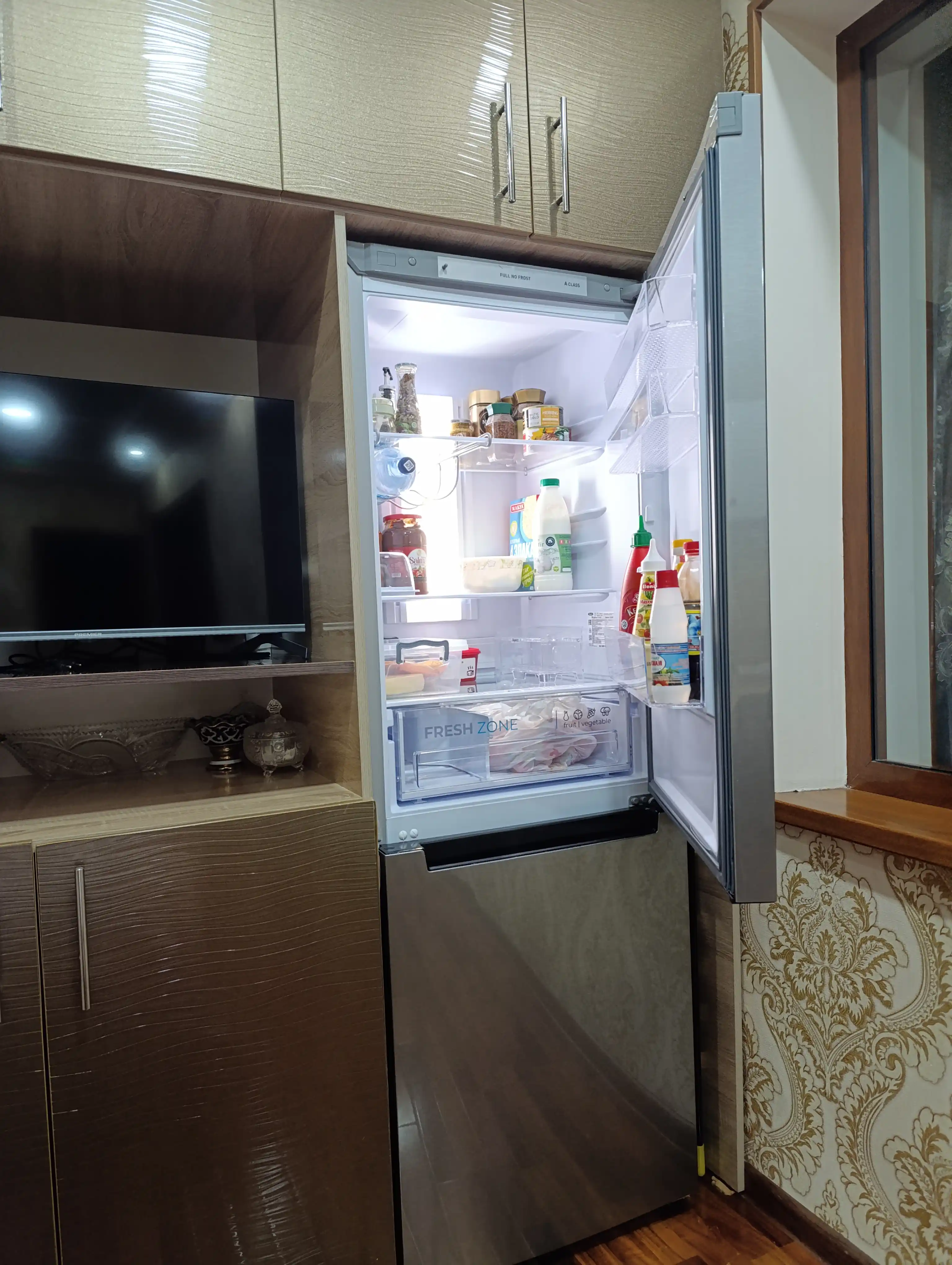 Ikki kamerali sovutgich Biryusa C920NF, 310 l hajmi, No Frost, display orqali boshqaruv