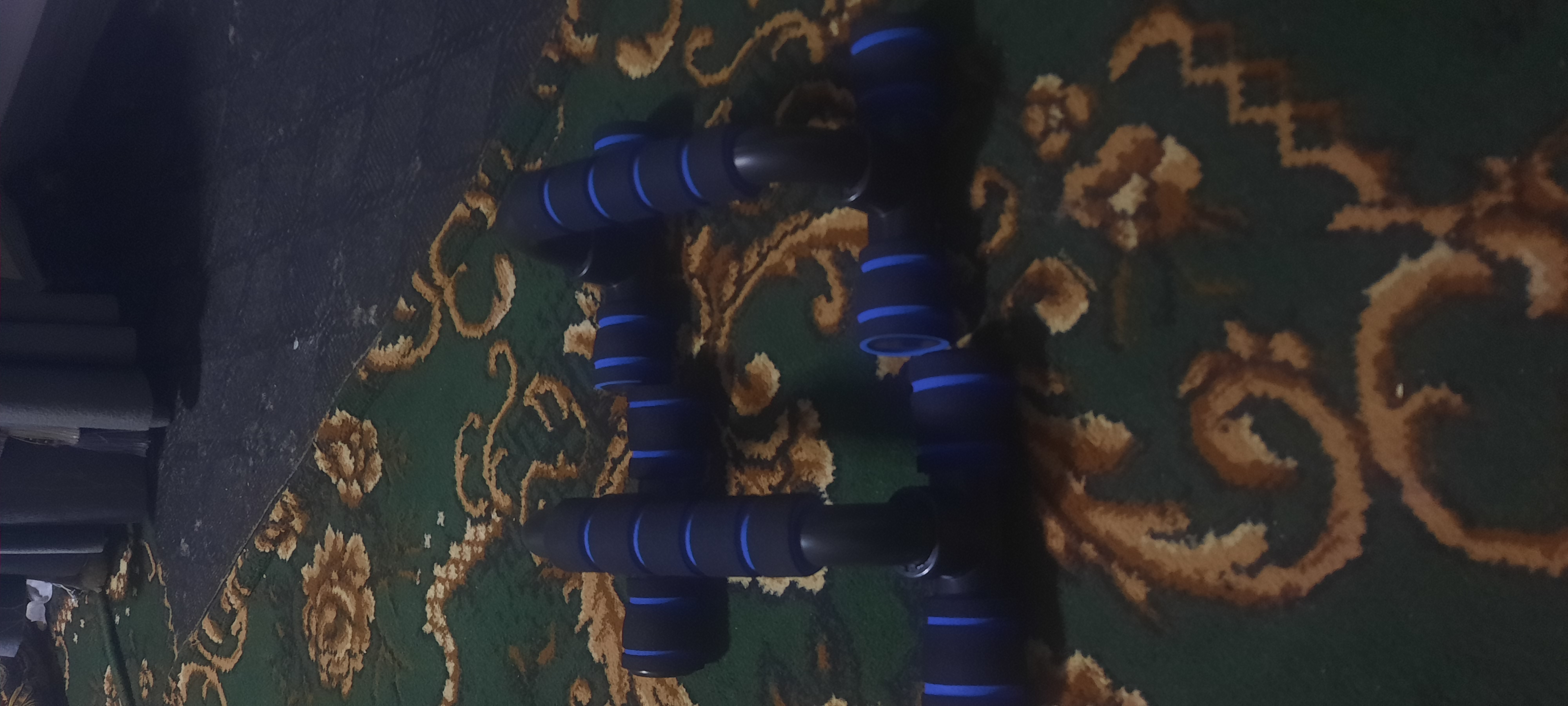 Fitnes to‘plami: press uchun rolik, qo‘llarni bukish uchun tayanchlar, 2 ta ekspander, sakrash arqoni