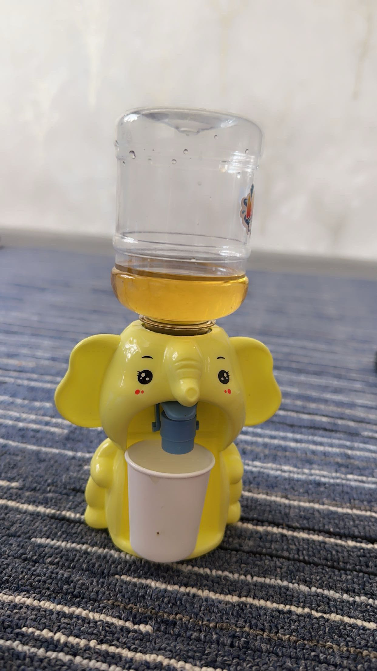 Mini kuler, suv va sharbat dispenseri Ananas, jo'ja, qurbaqa