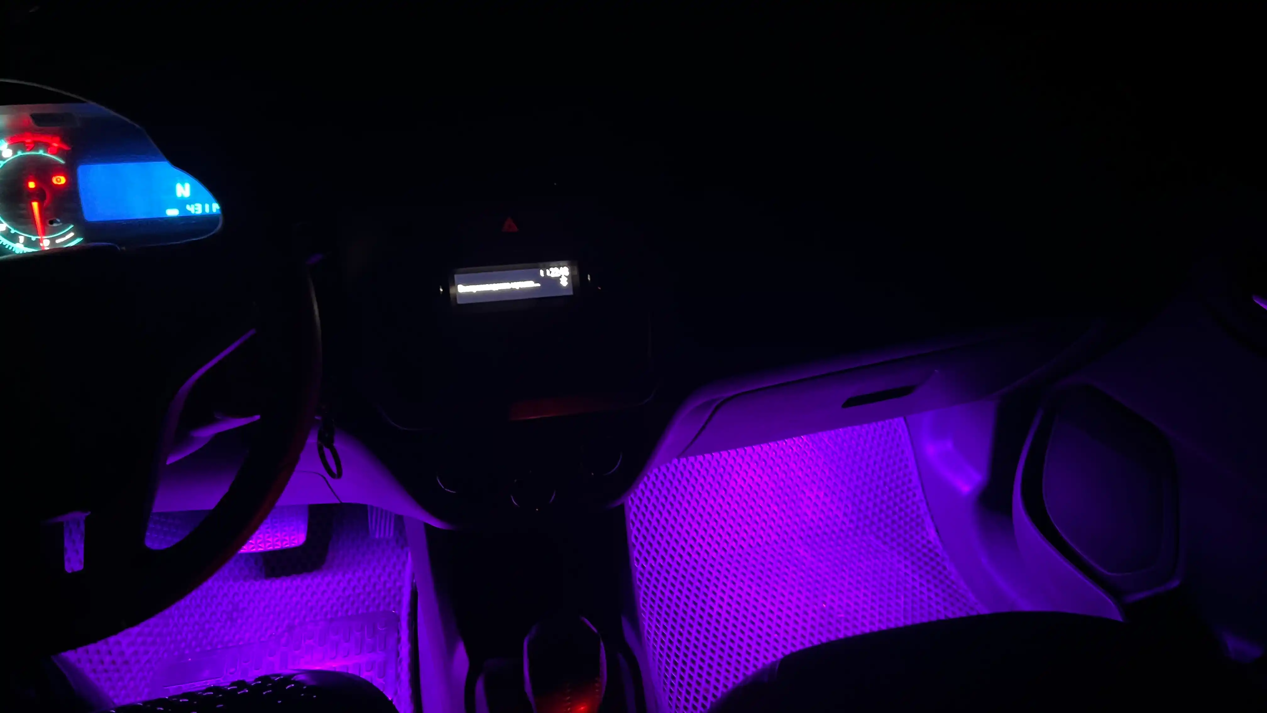 LED avtomobil yoritgichi, rang o‘zgaradi, pult, musiqa bilan sinxron
