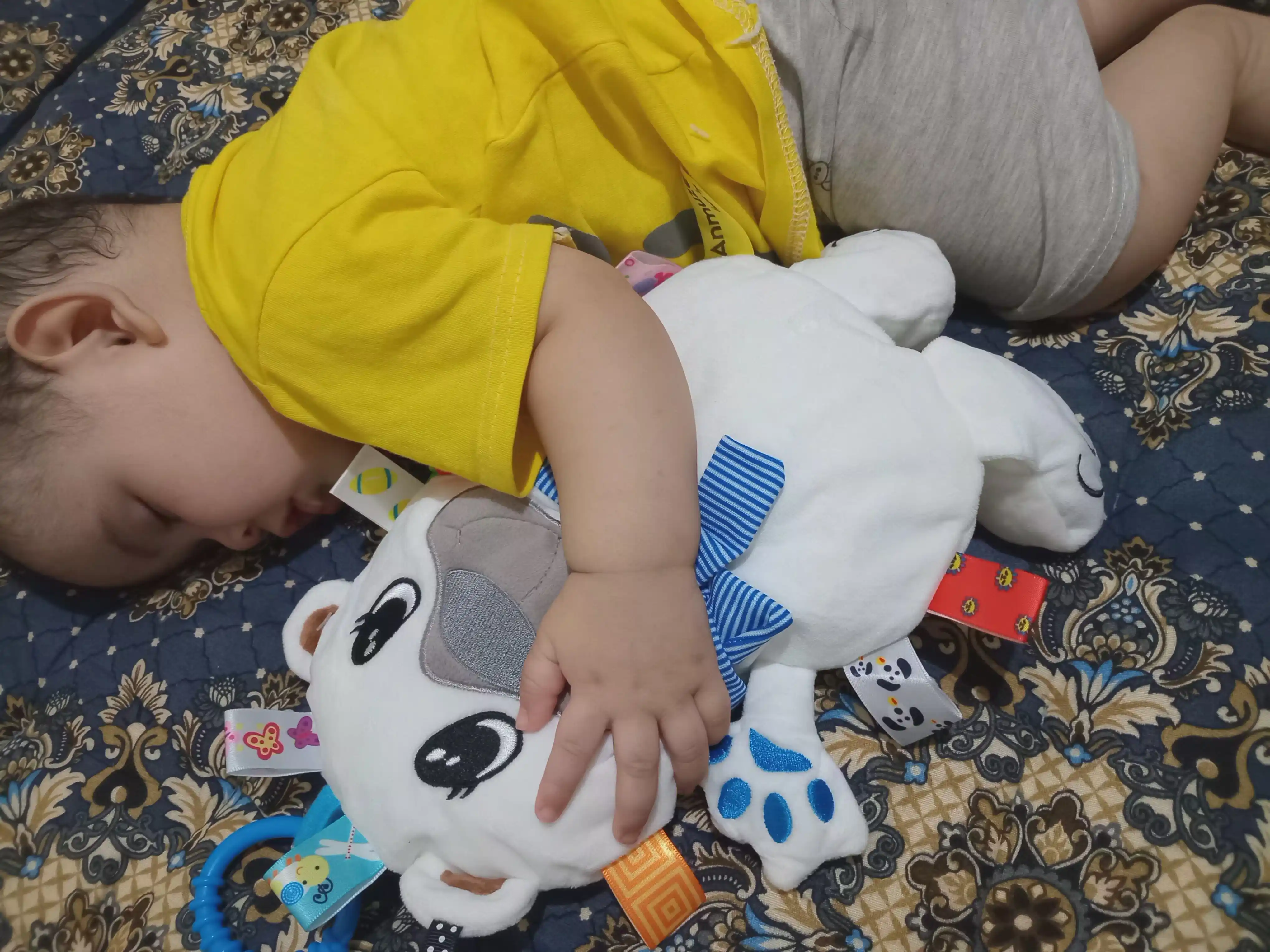 Katta yumshoq rivojlanayotgan shitirlash-shovqin bilan o'yinchoq "Quyon"