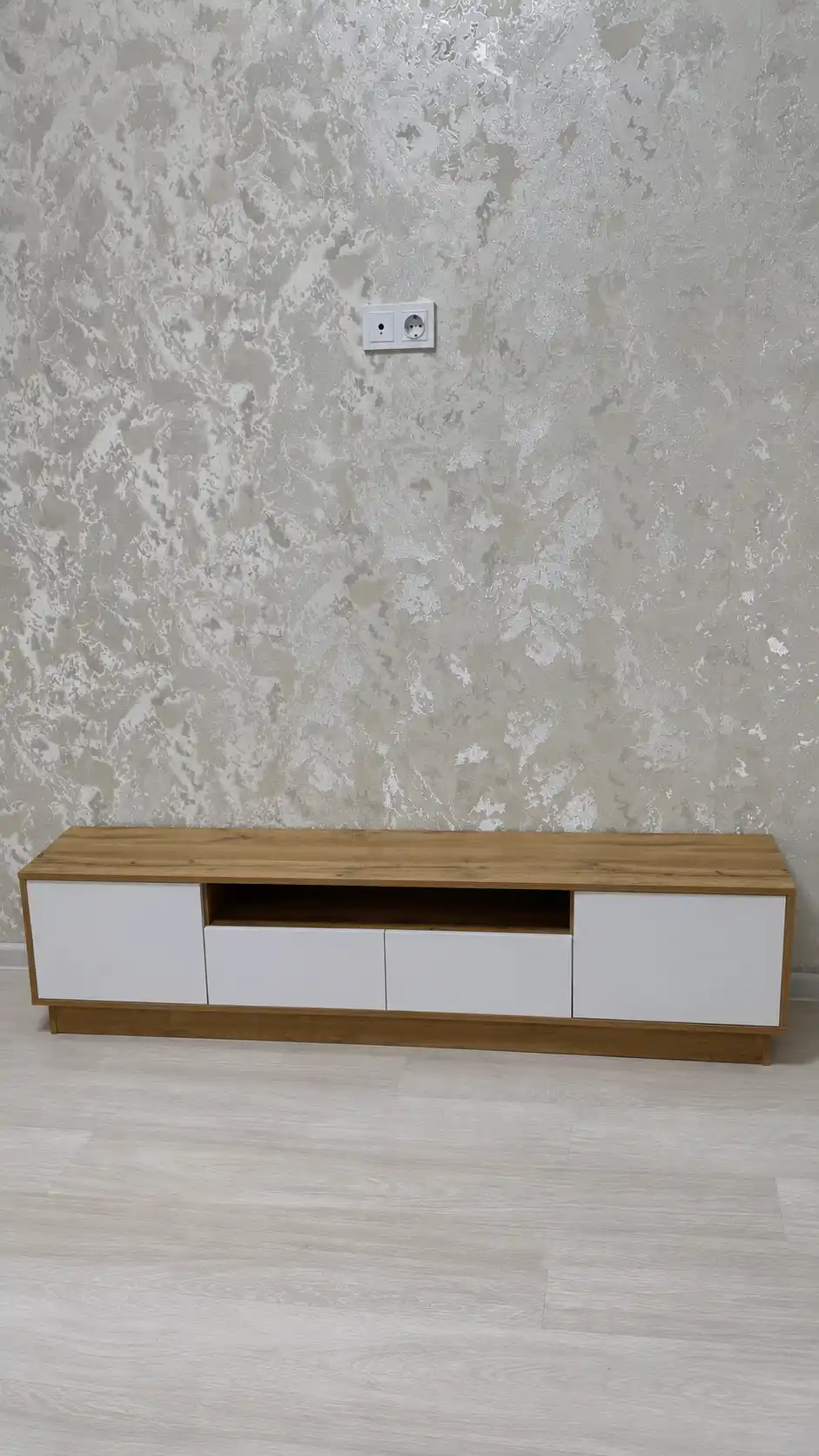 Televizor tagligi TV tumba TUN keng tokchalar bilan, to'liq yig'ilgan, 150/160/170x40x30sm