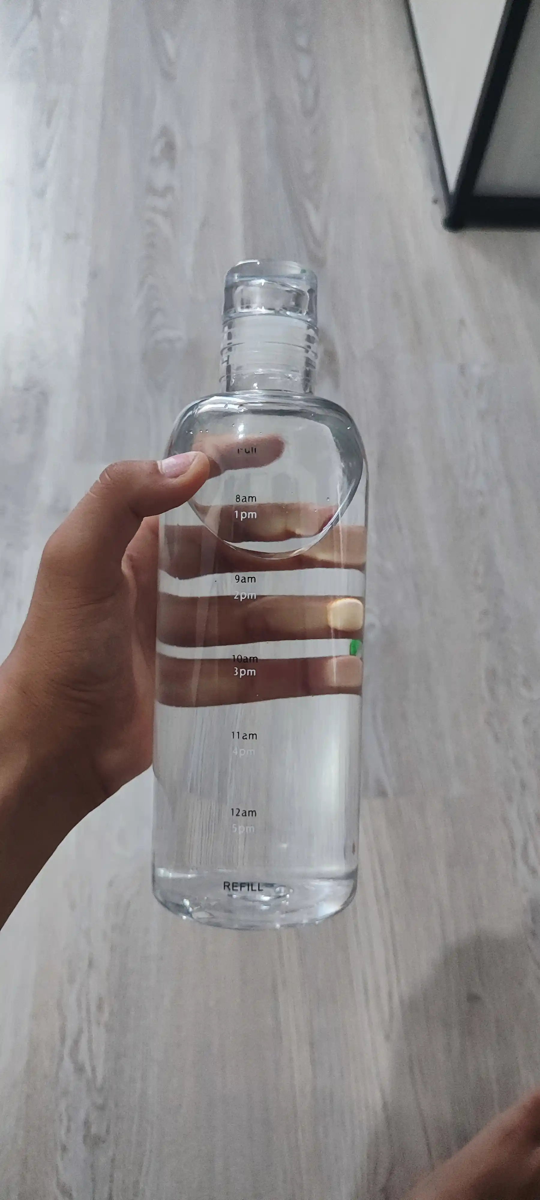 Suv uchun estetik plastik idish (butilka), o'lchov shkalasi bilan, 500 ml va 750 ml