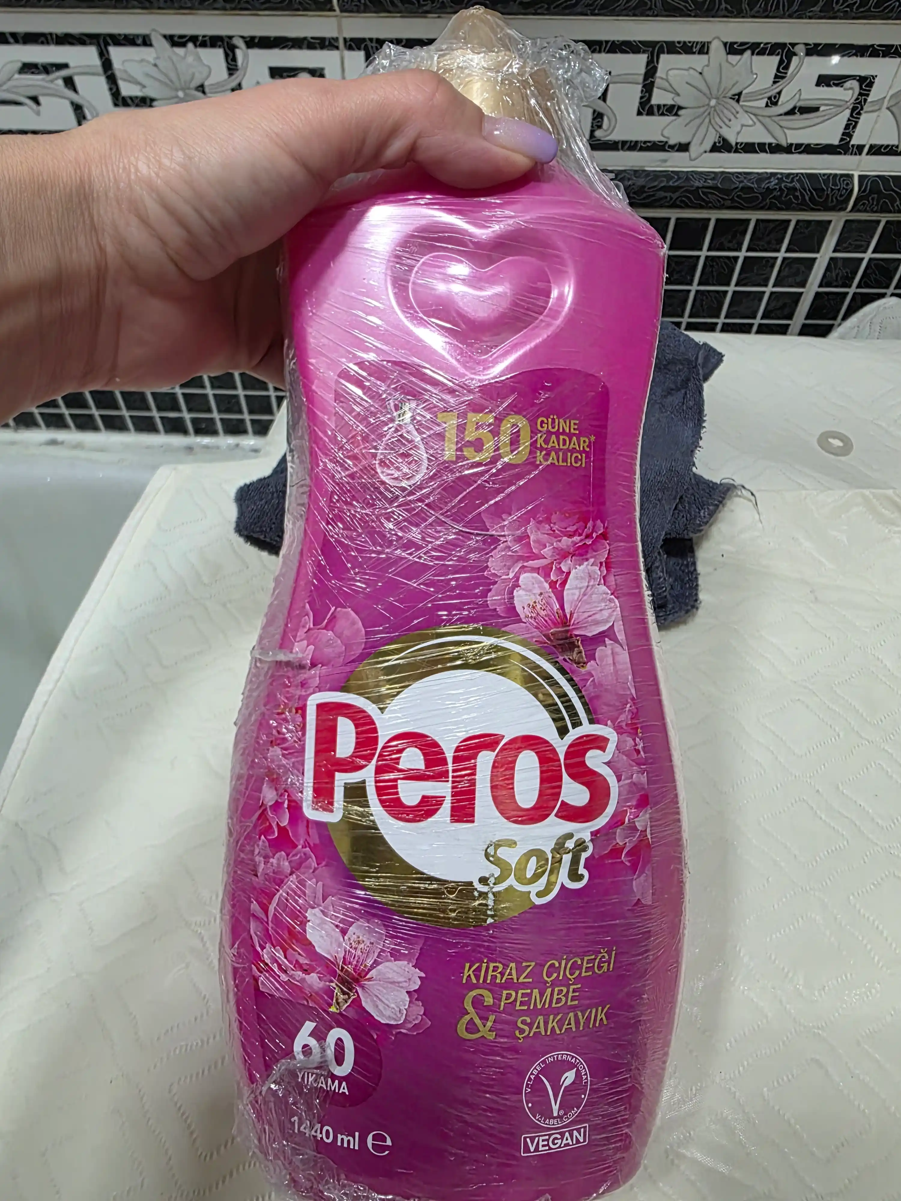 Peros Olcha guli va pion hidli kir yuvish uchun konsentrlangan yumshatgich, 1440 ml