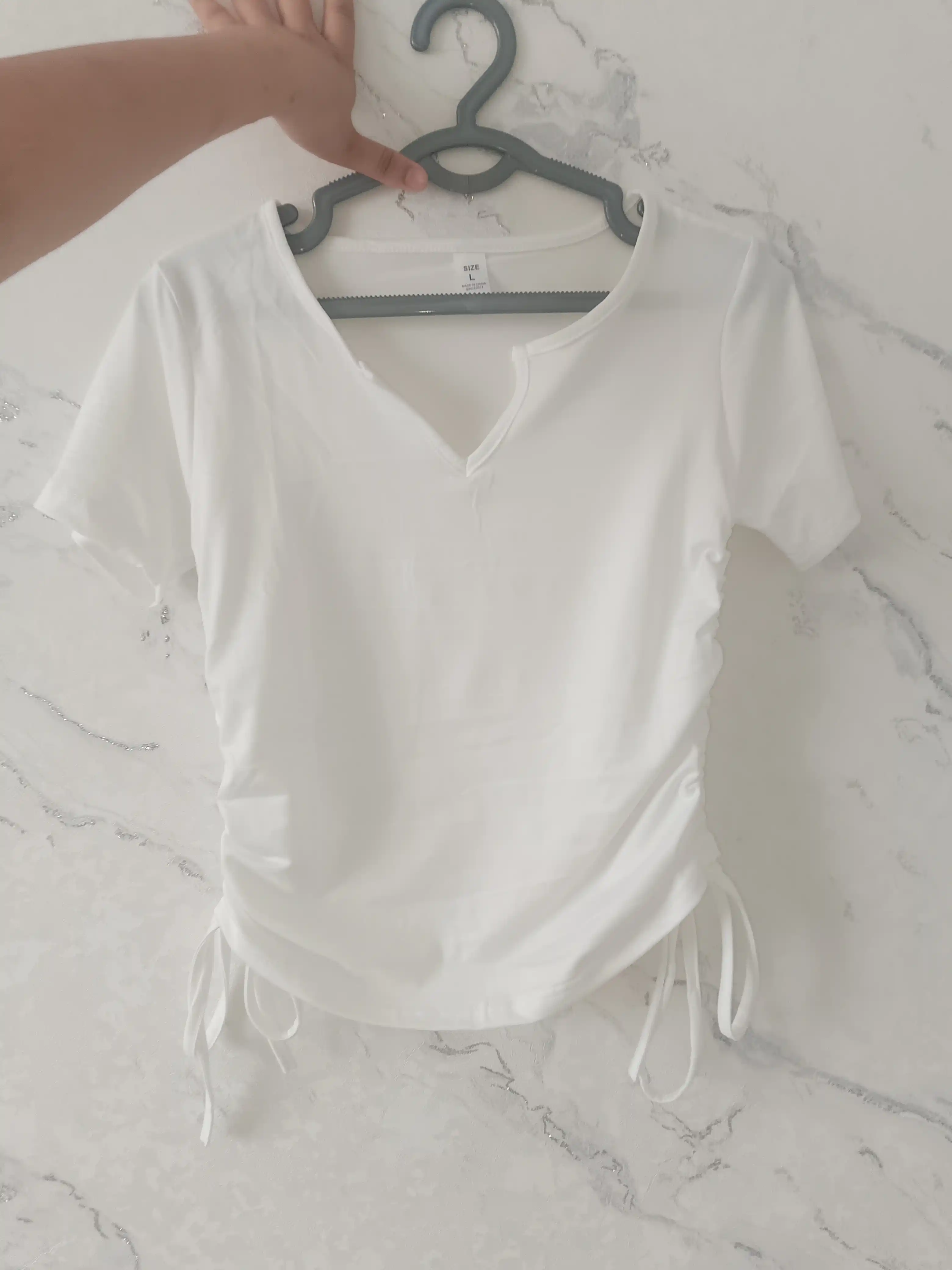 Yollar uchun futbolka, V-shaklli yoqali, yon tomoni yig‘ma dizaynli, qisqa yengli,slim fit