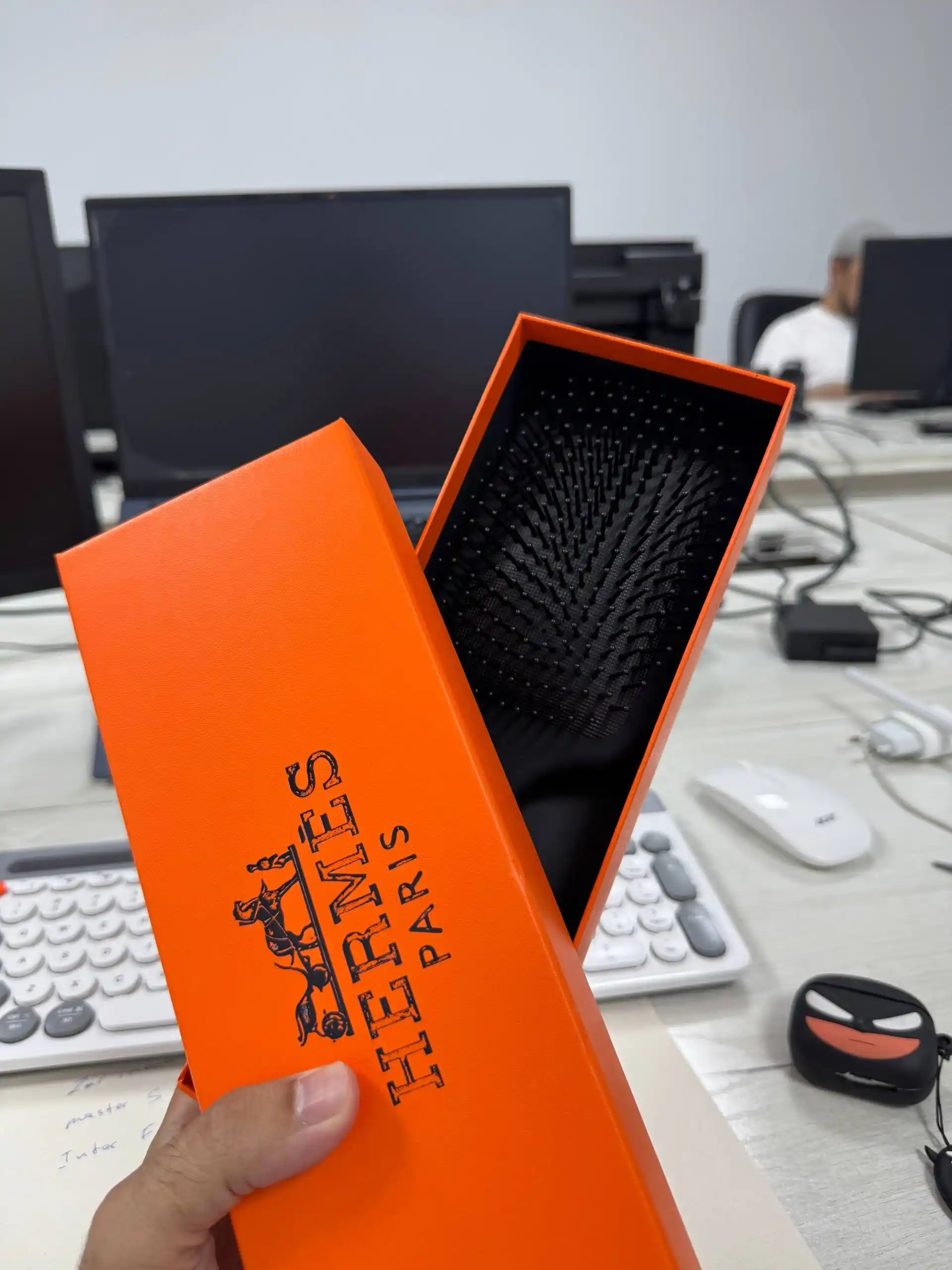 Расческа для волос в чехле массажная щетка Hermes подарочный