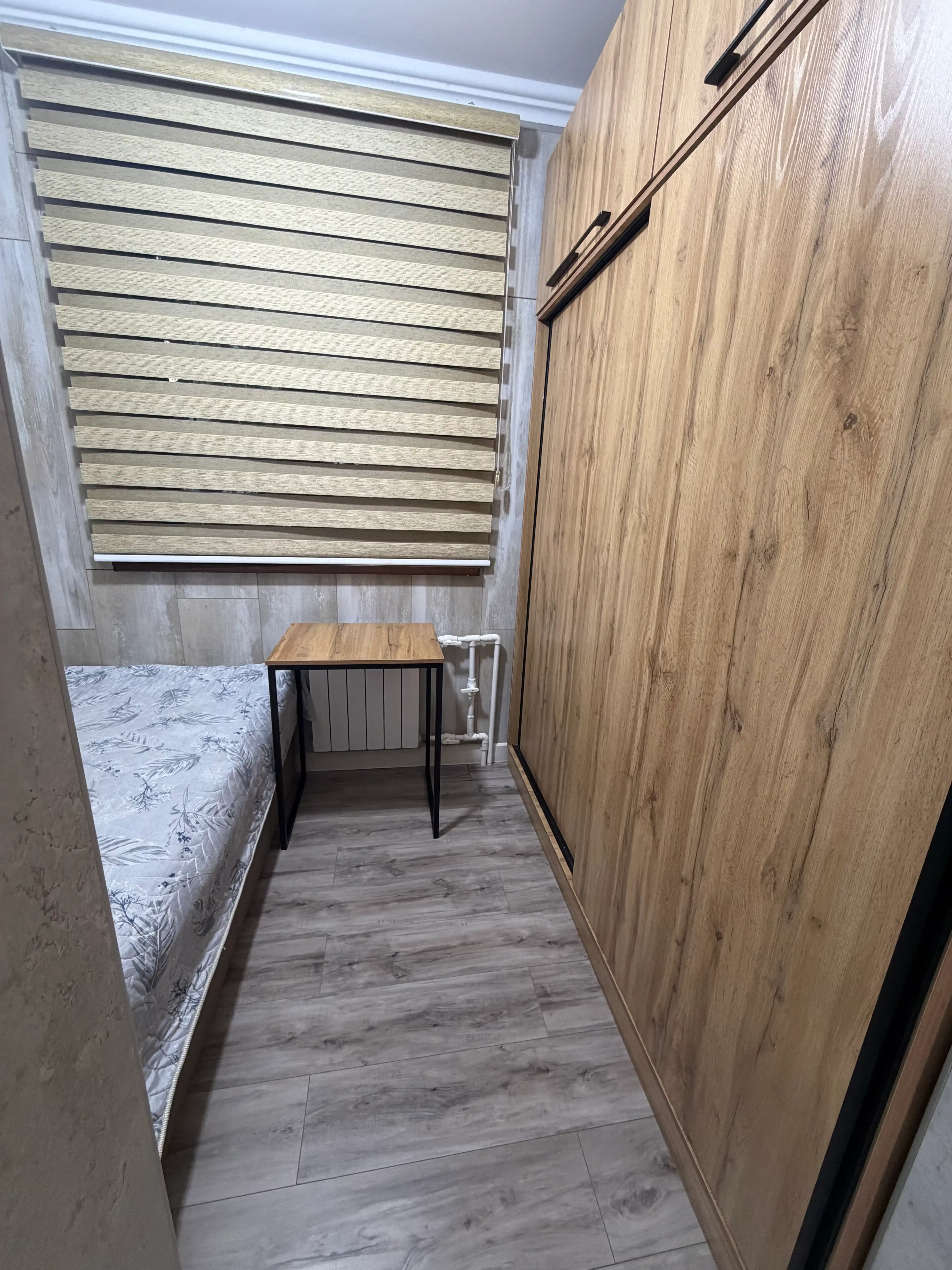 Kompakt stol 60x50, zamonaviy temir oyoqli yozuv stoli