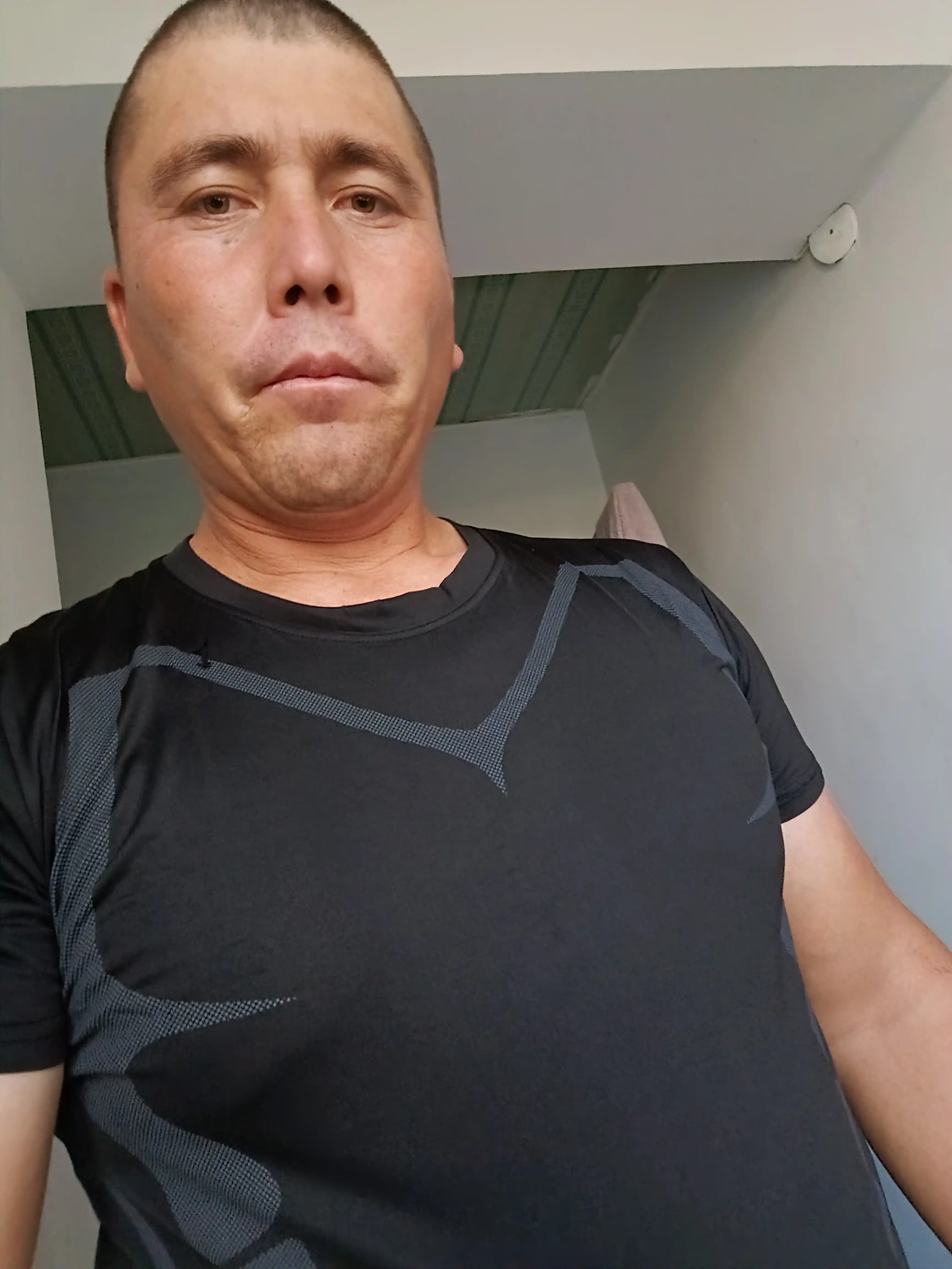 Sport kostyumi kiyimi, erkaklar uchun, rashgard, futbolka, shorti, leggins, kichik o‘lchov