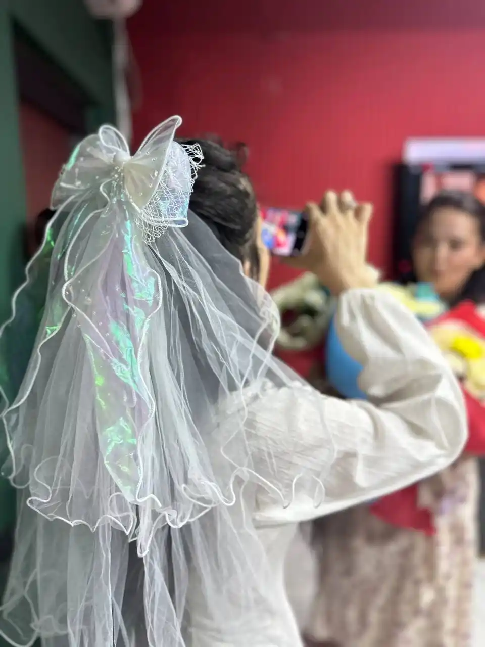 Qizlar uchun fatali bantik-zakolka, bog‘cha bayrami uchun Malika aksessuari