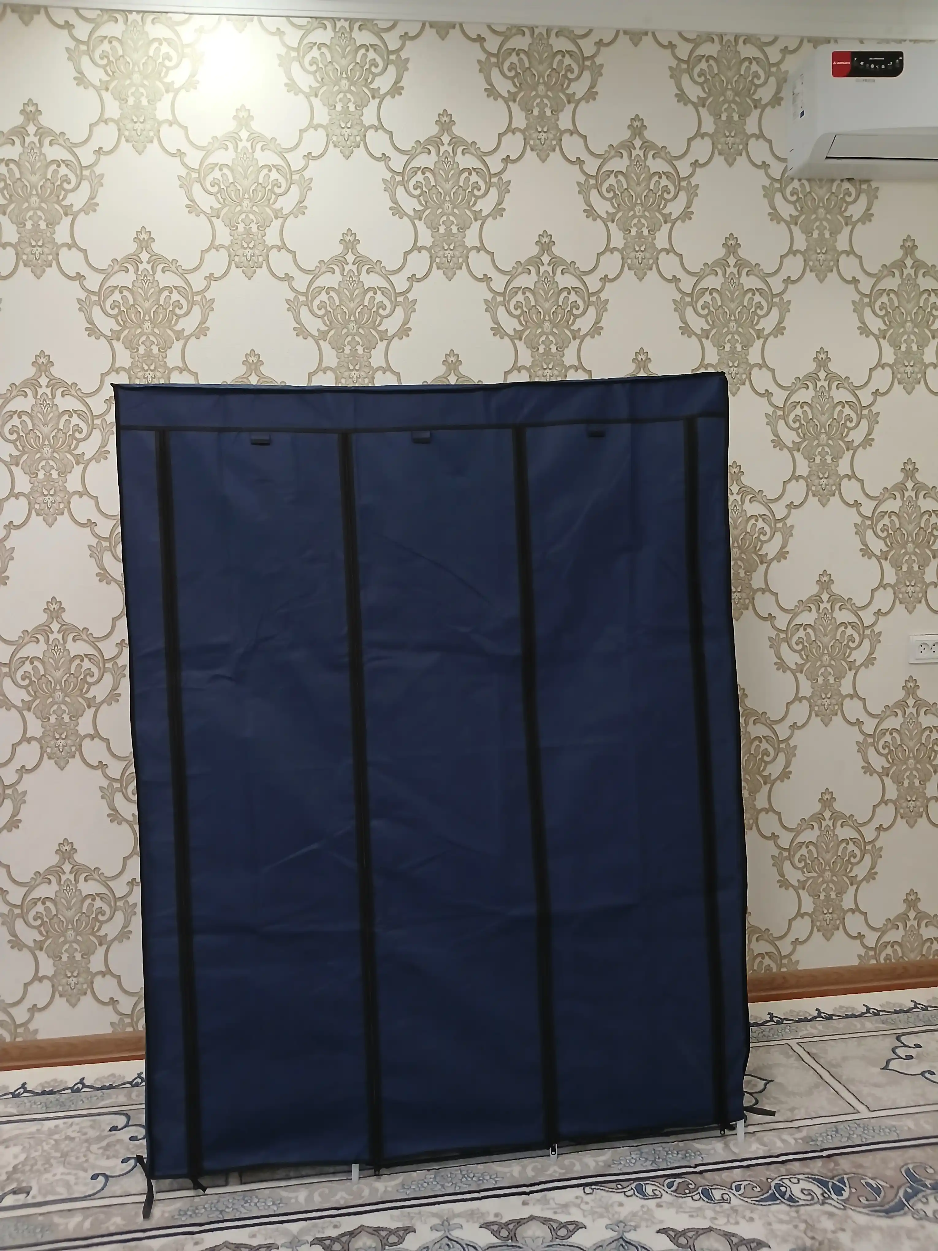Matoli yig‘ma shkaf, kiyimlar uchun garderob, javonli va osma bo‘limli