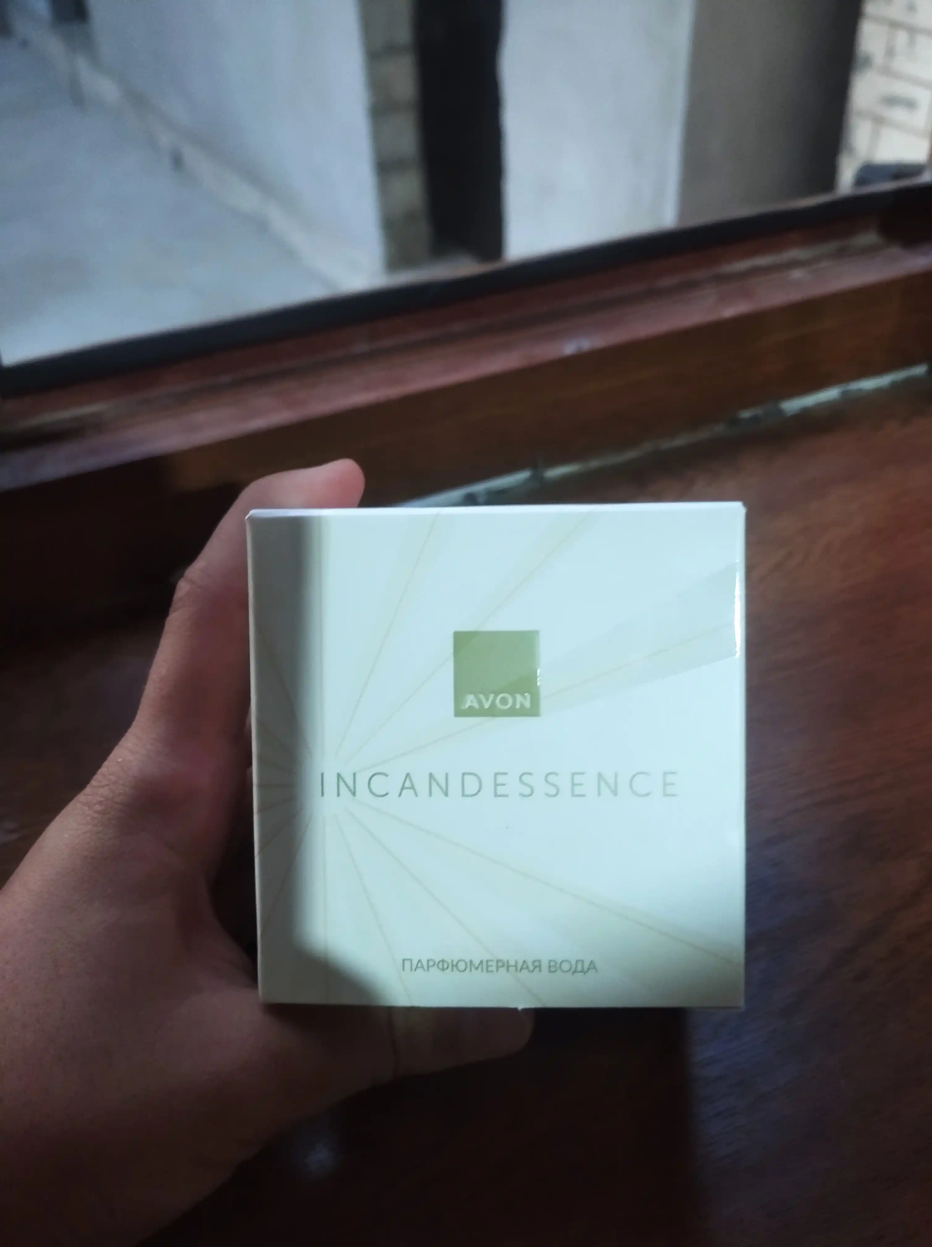 Parfyumlangan suv Avon Incandessence, 50 ml