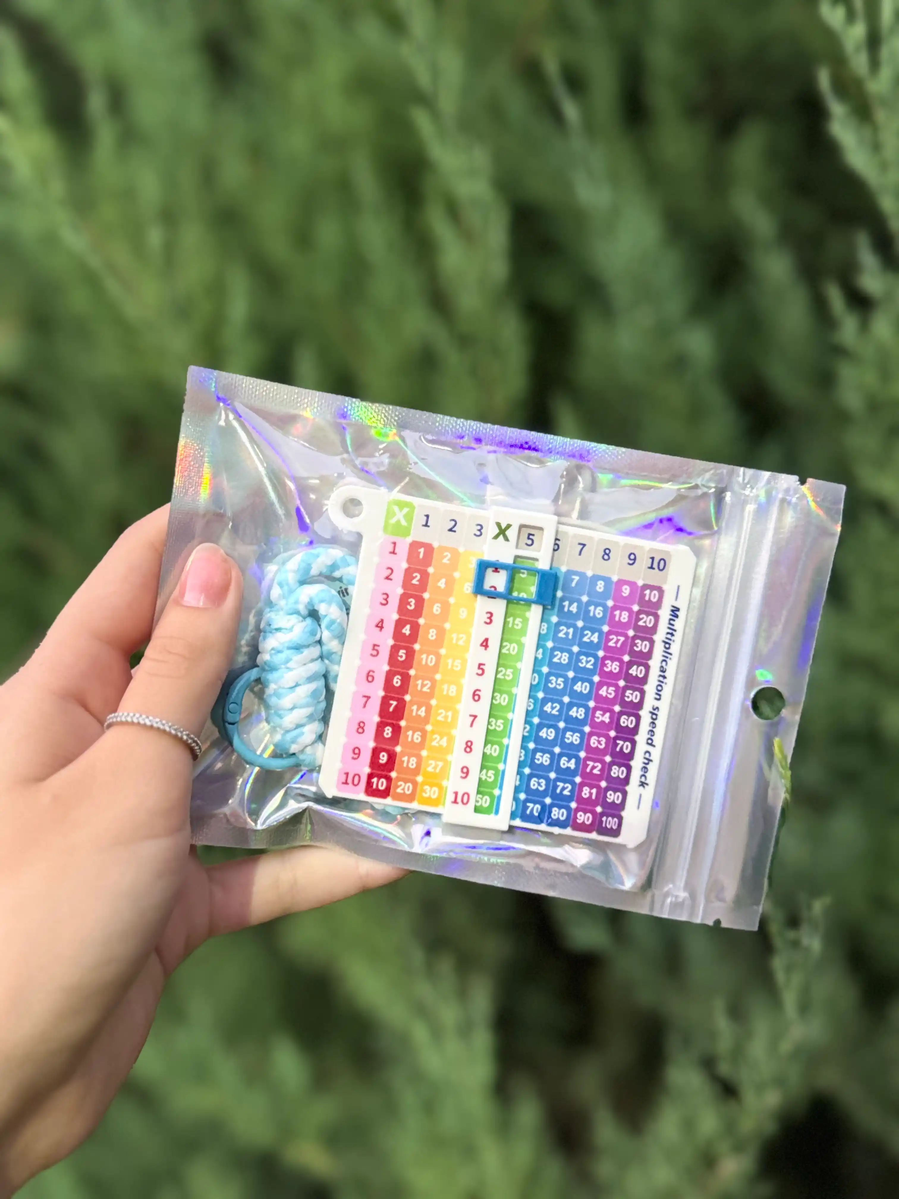1 dan 20 gacha bo‘lgan ko‘paytirish jadvali, maktab o‘quvchilari uchun ikki tomonlama brelok-kartochka