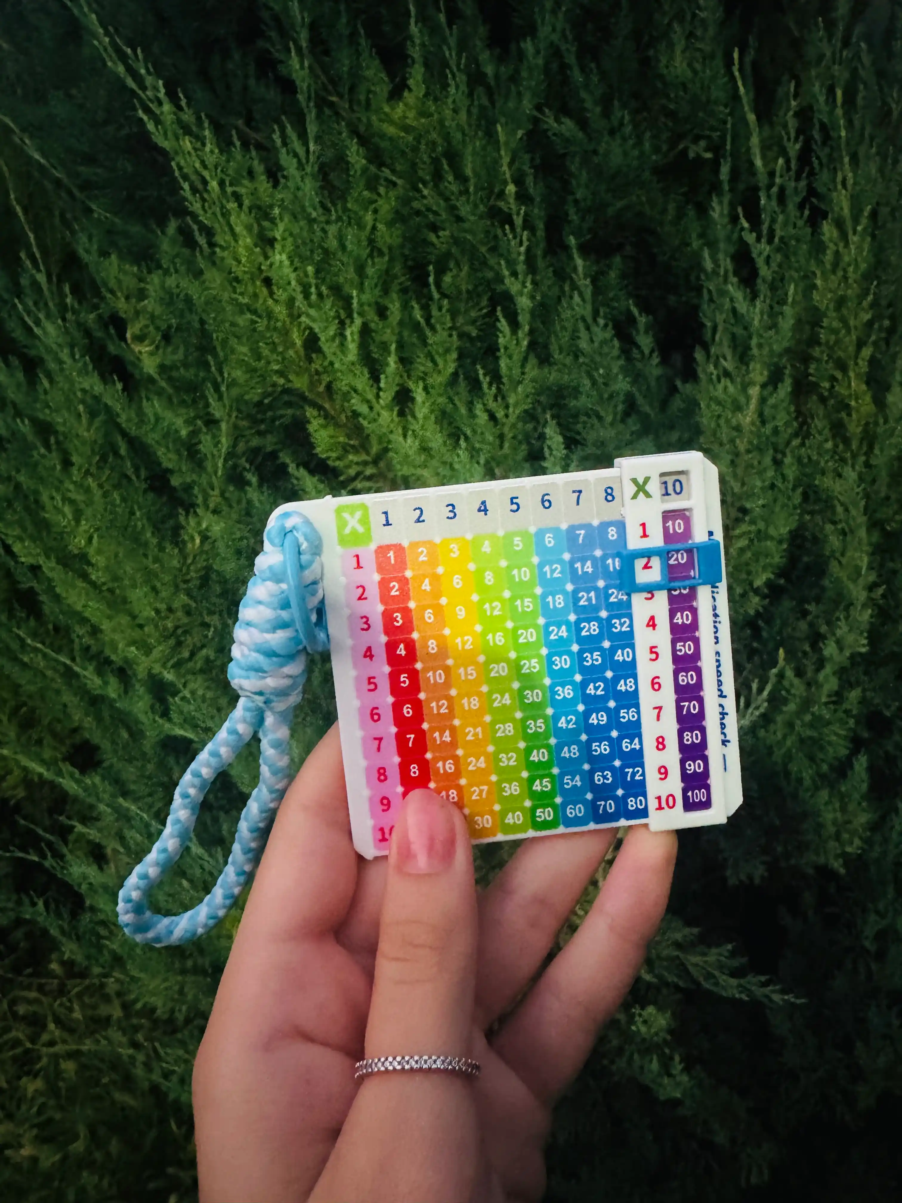 1 dan 20 gacha bo‘lgan ko‘paytirish jadvali, maktab o‘quvchilari uchun ikki tomonlama brelok-kartochka