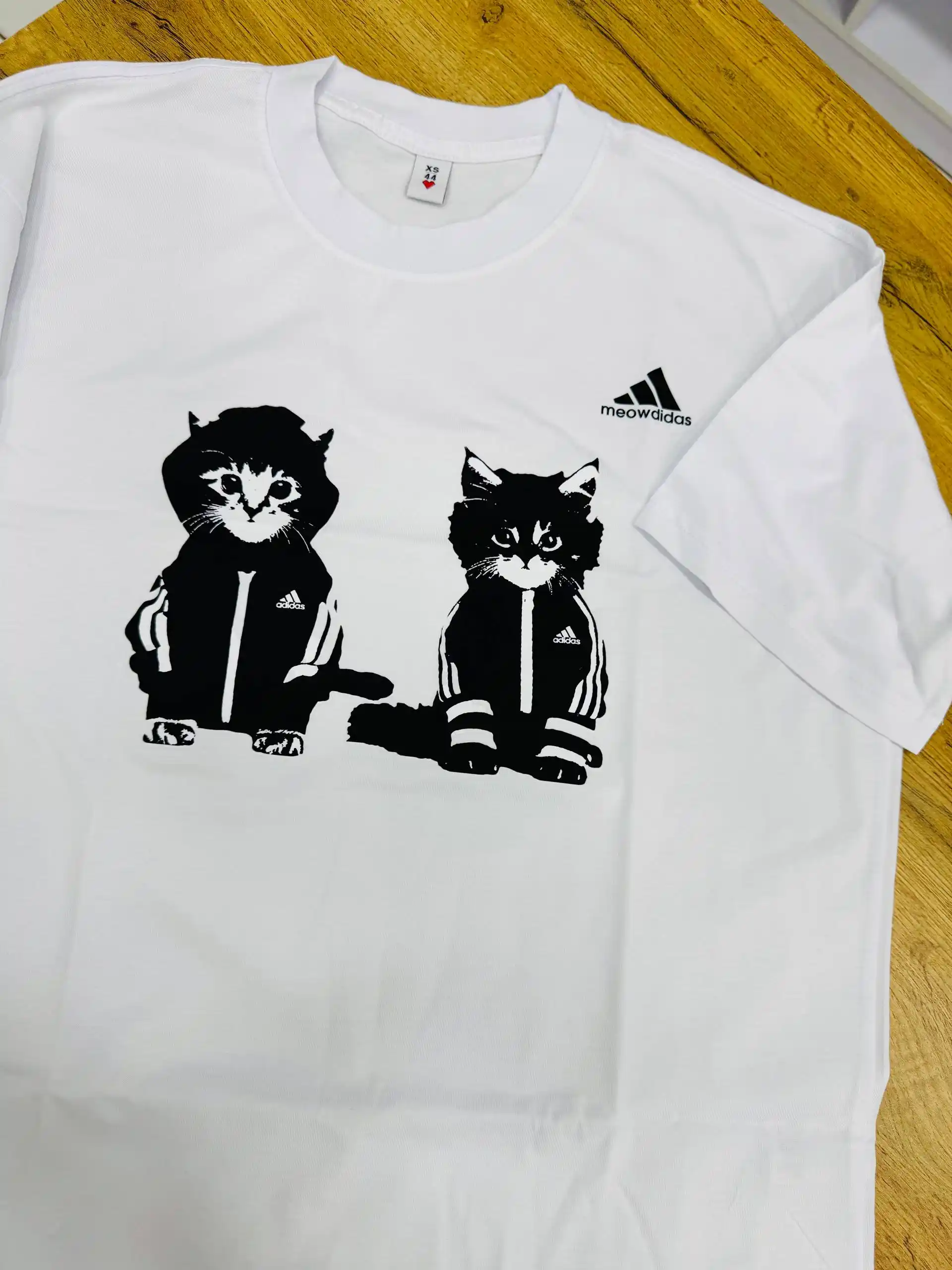 "Meowdidas" Y2K uslubidagi mushuk tasviri tushirilgan futbolka