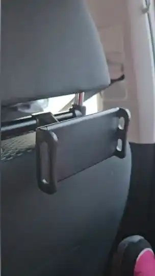 Mashina bosh suyanchig‘iga o‘rnatiladigan telefon va planshet uchun universal holder