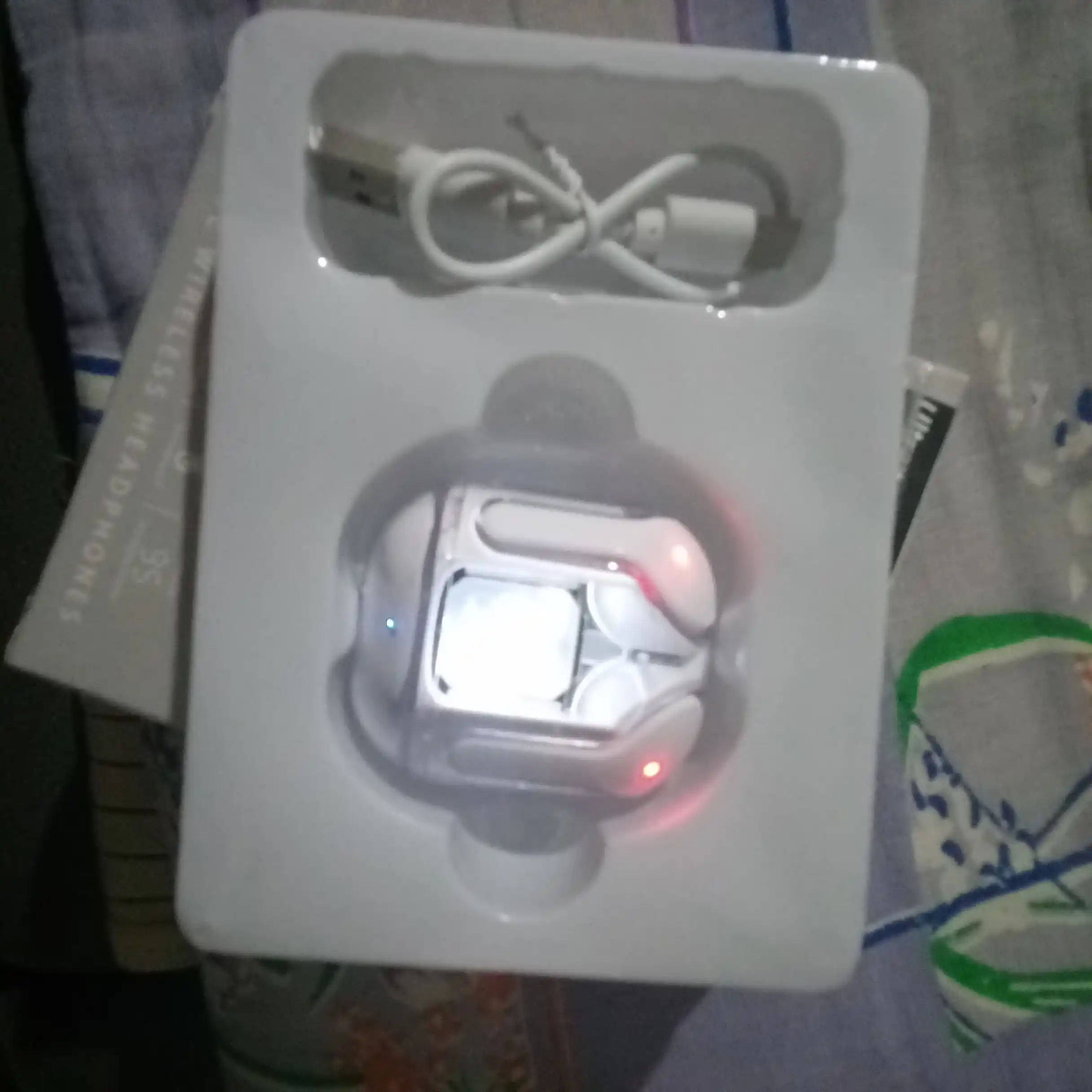 TWS Simsiz Quloqchin LED Displeyli Zaryadlash Keysi bilan Oq