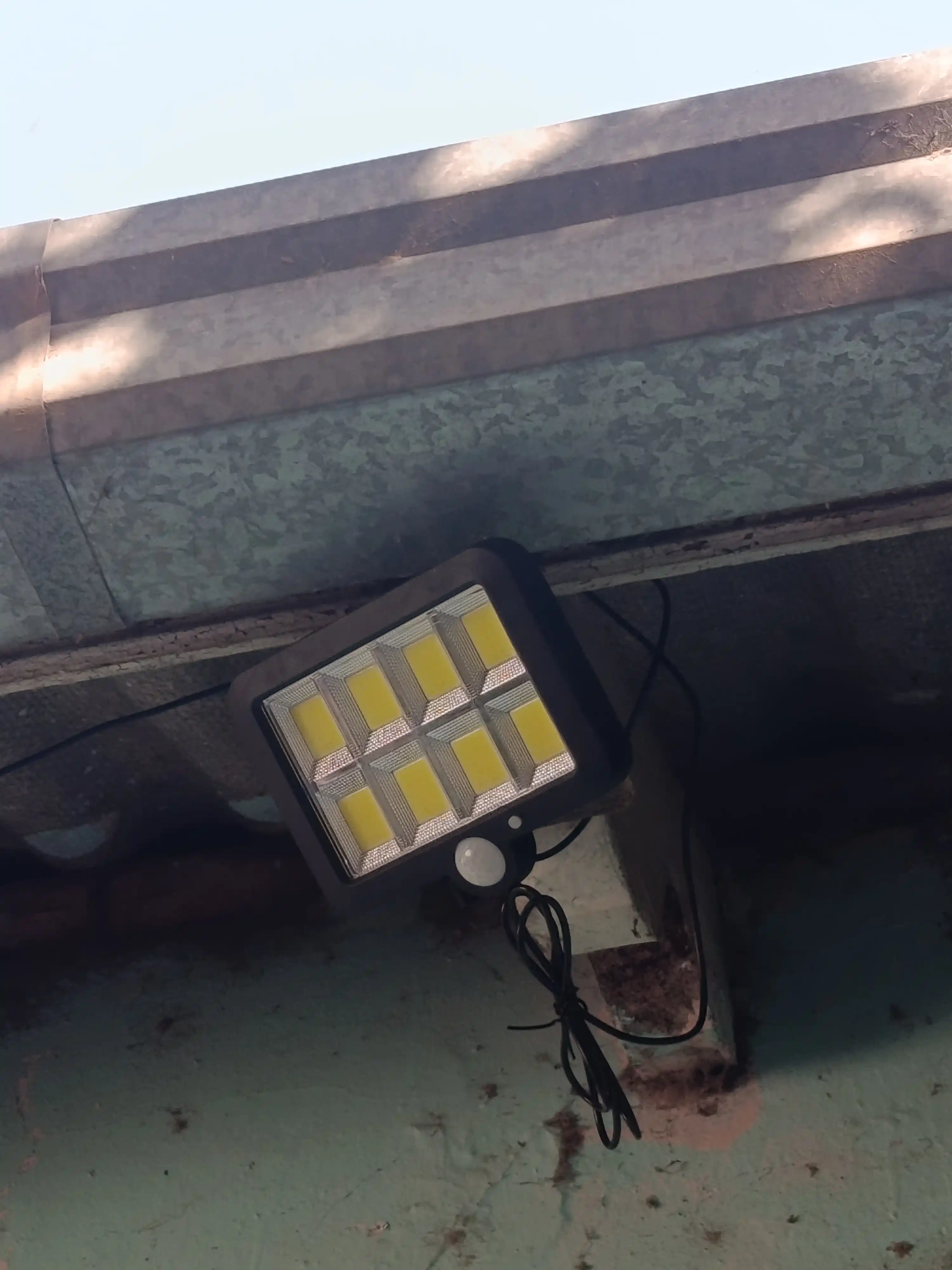 “SolarGuard 160” 30 Vt quvvatli quyosh energiyasi bilan ishlaydigan LED-proyektor.