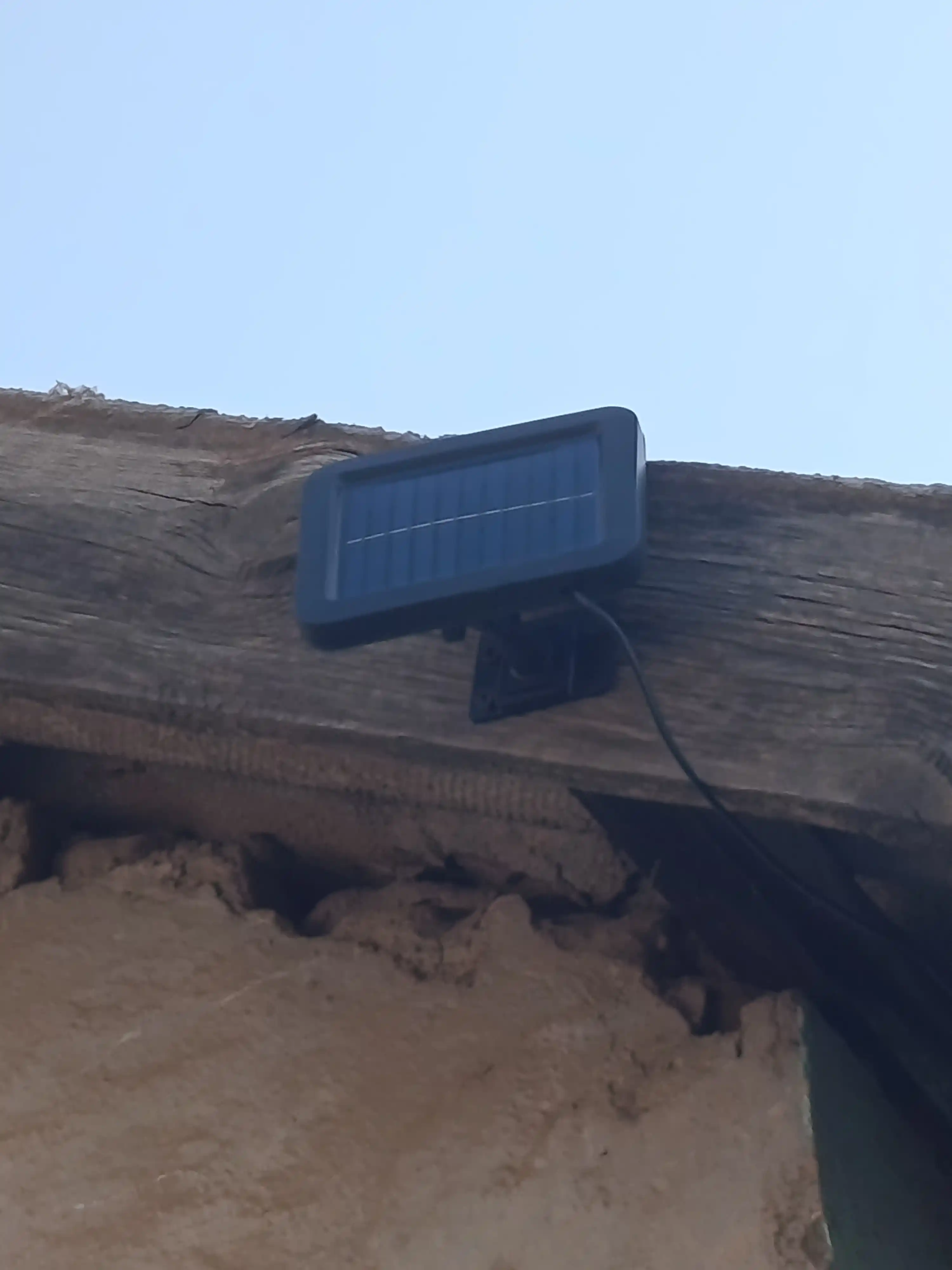 “SolarGuard 160” 30 Vt quvvatli quyosh energiyasi bilan ishlaydigan LED-proyektor.